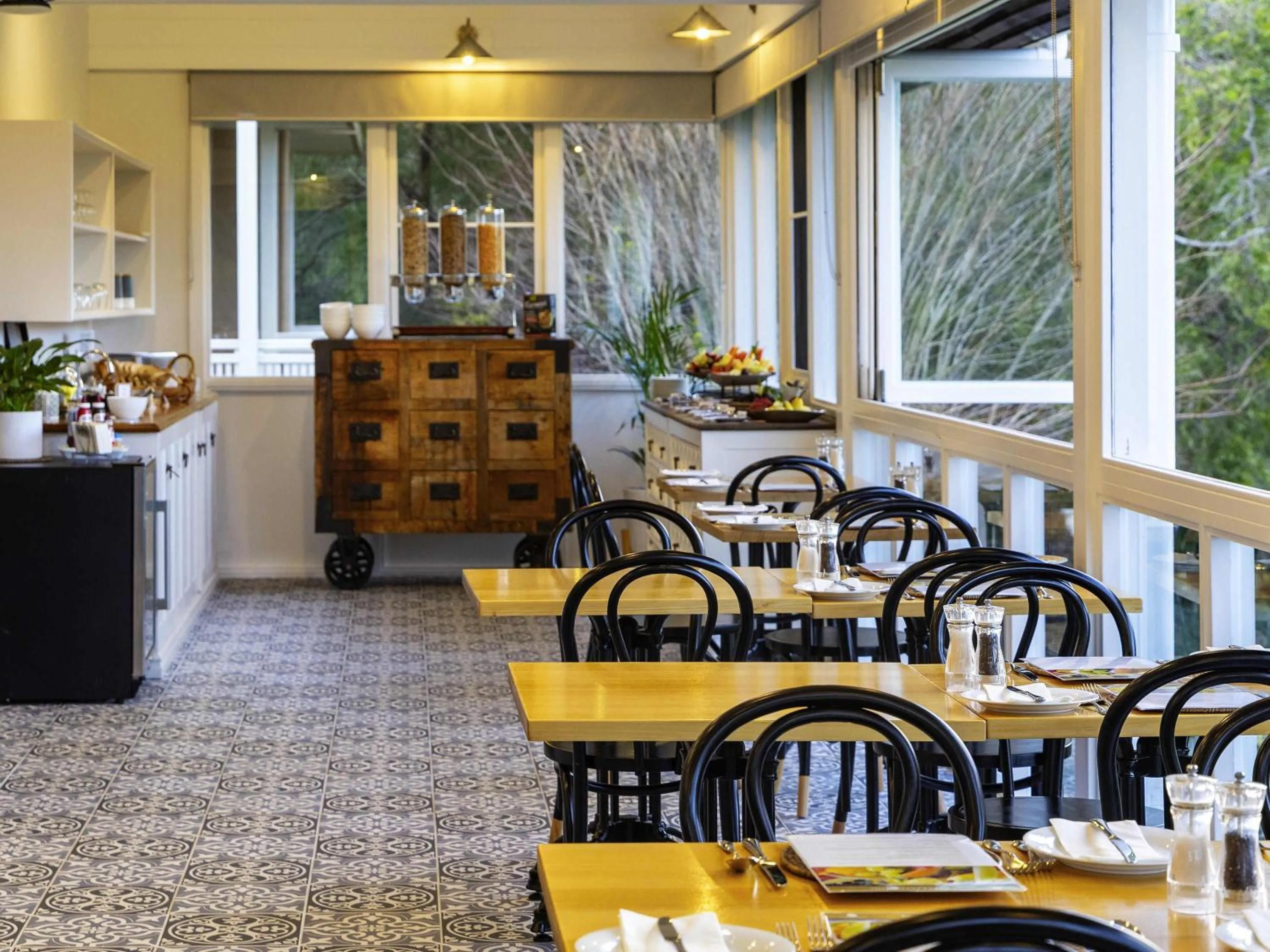 Restaurant/places to eat in Grand Mercure Basildene Manor