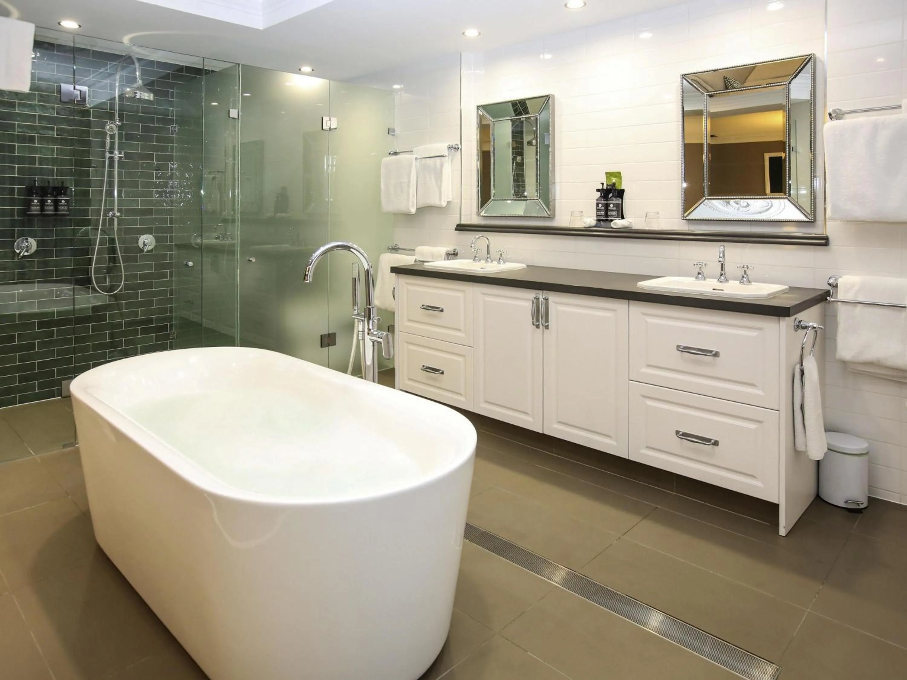 Photo of the whole room in Grand Mercure Basildene Manor