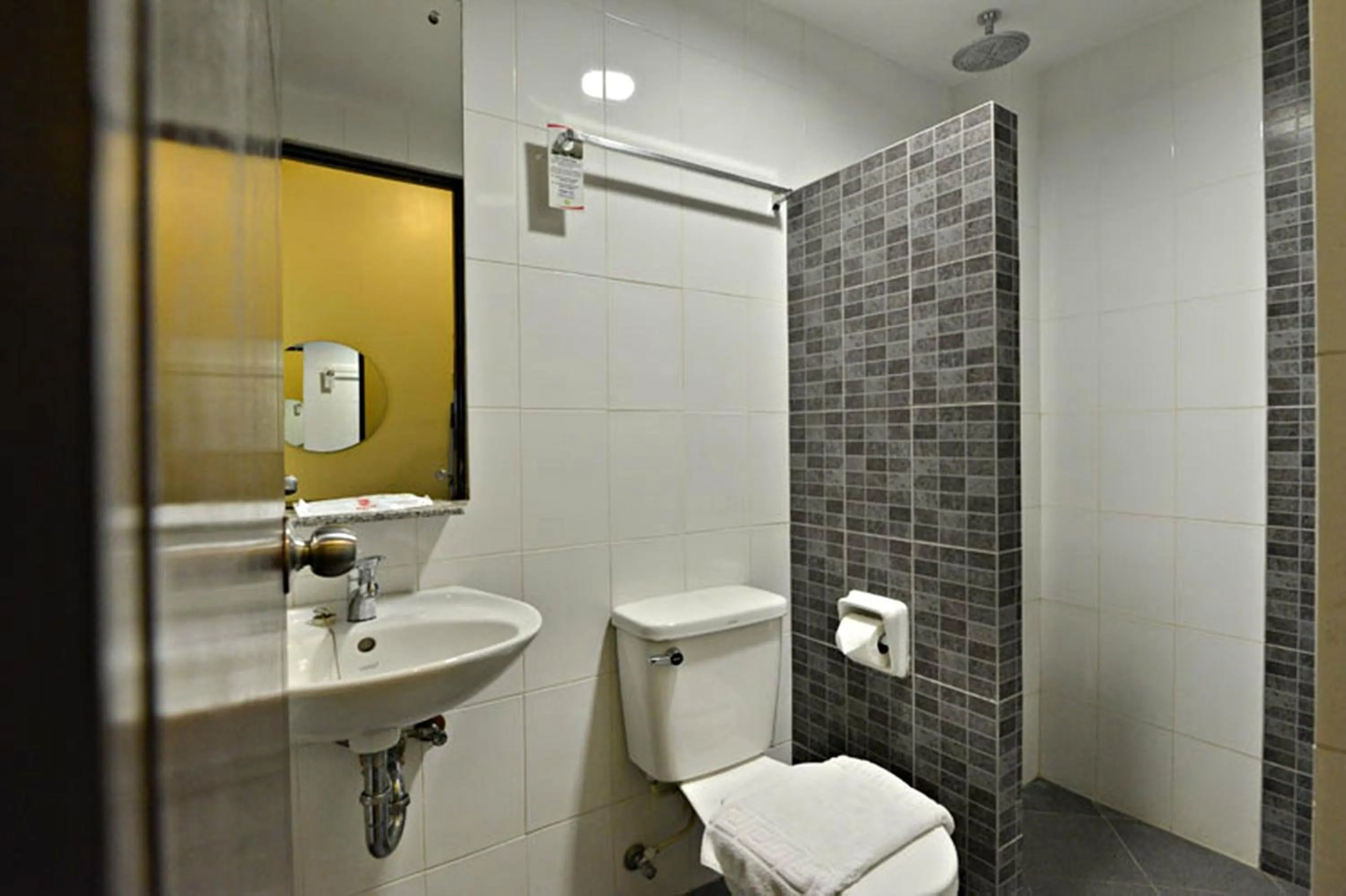 Bathroom in Express Inn Cebu Mabolo