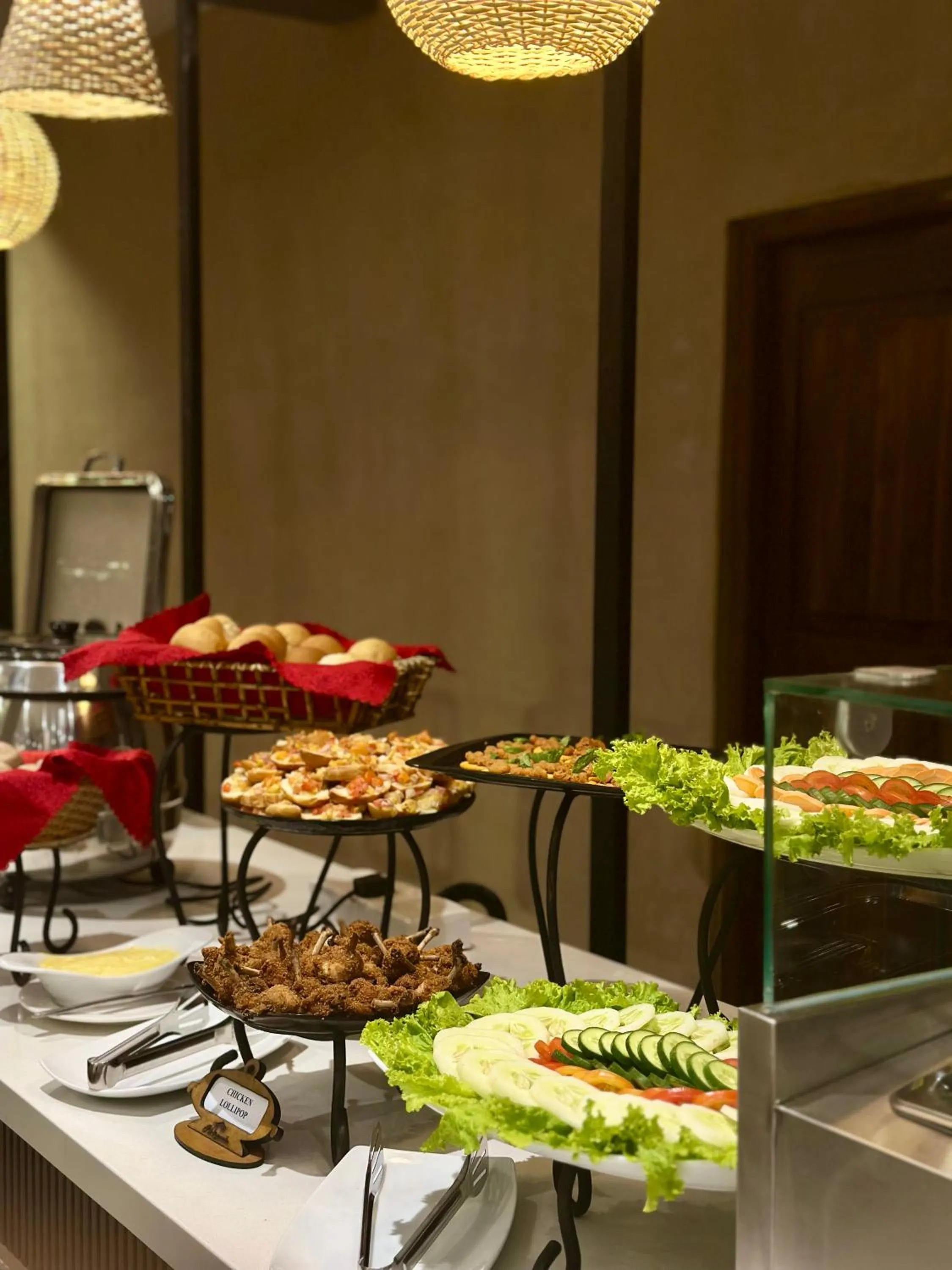 Restaurant/places to eat in Hotel Alakamanda