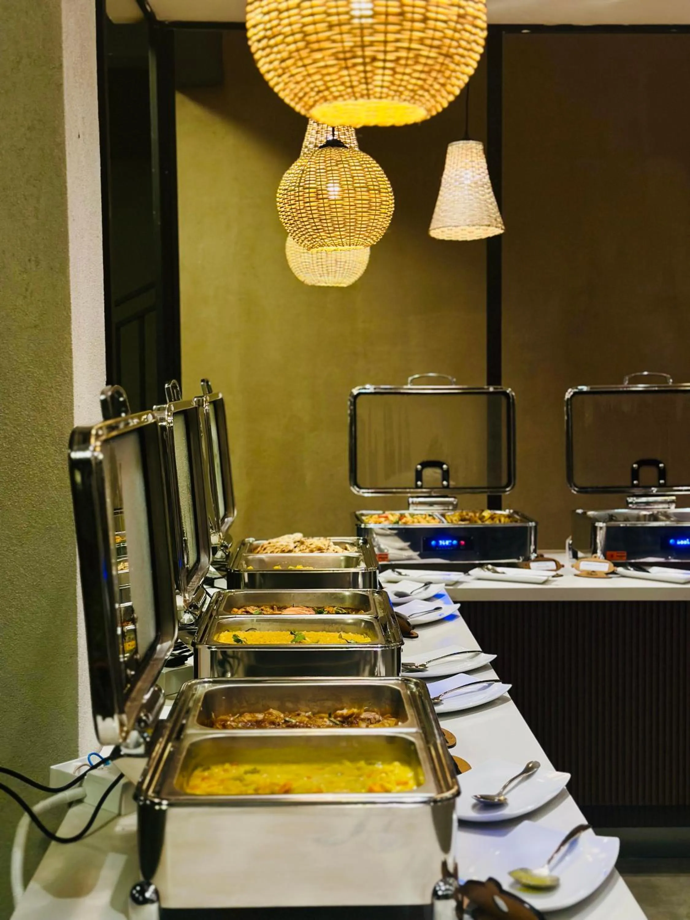 Restaurant/places to eat in Hotel Alakamanda