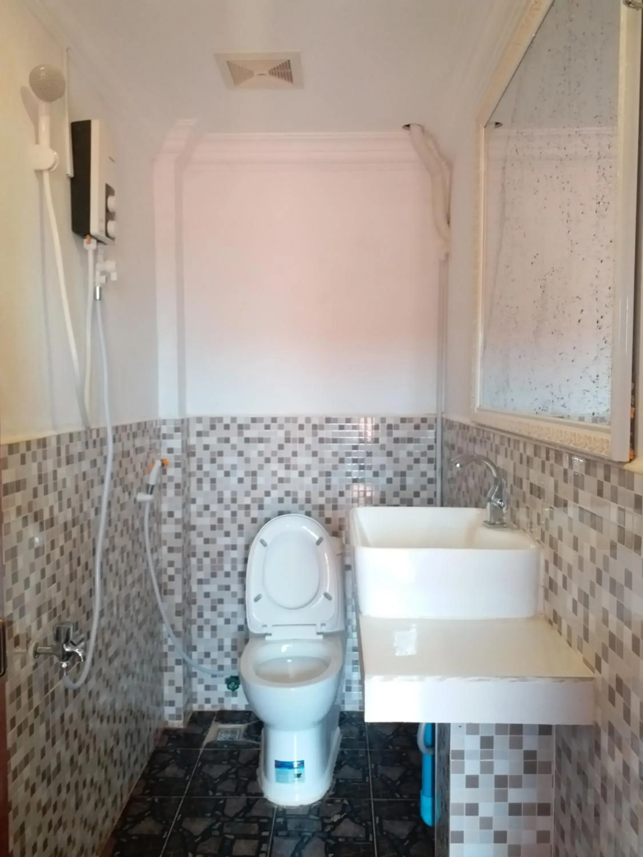 Bathroom in Silver Dolphin Guesthouse & Restaurant Bathroom in Silver Dolphin Guesthouse & Restaurant