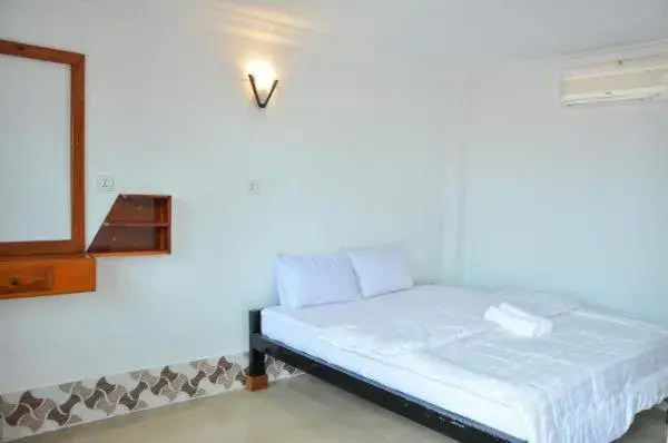 Photo of the whole room, Bed in Silver Dolphin Guesthouse & Restaurant Photo of the whole room, Bed in Silver Dolphin Guesthouse & Restaurant