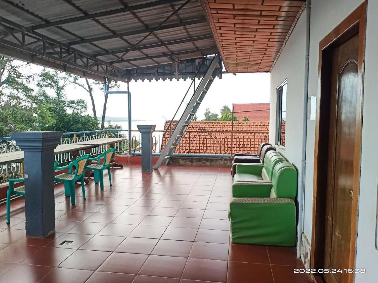 Silver Dolphin Guesthouse & Restaurant