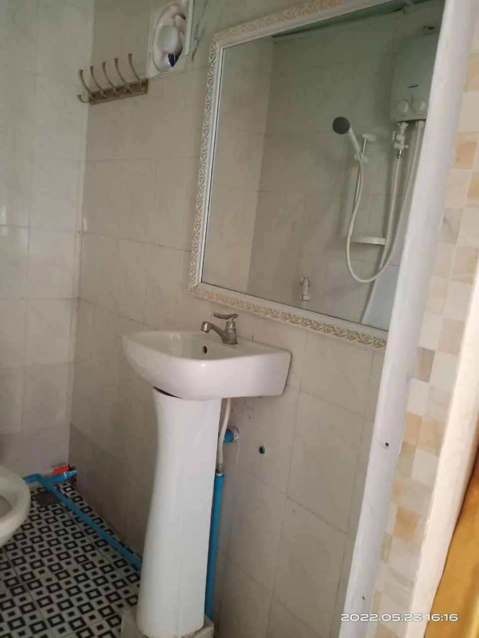 Shower in Silver Dolphin Guesthouse & Restaurant