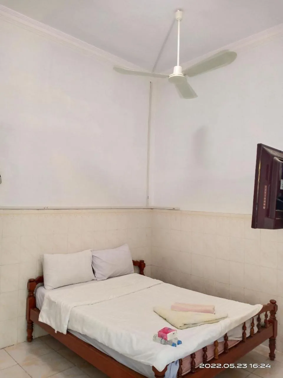 Bed in Silver Dolphin Guesthouse & Restaurant