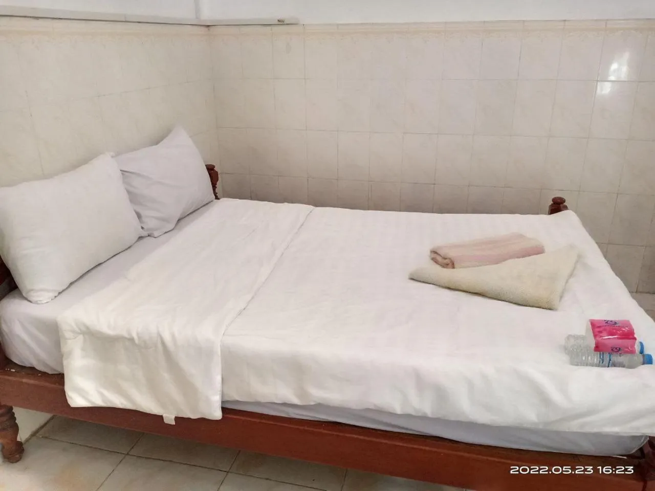 Bed in Silver Dolphin Guesthouse & Restaurant