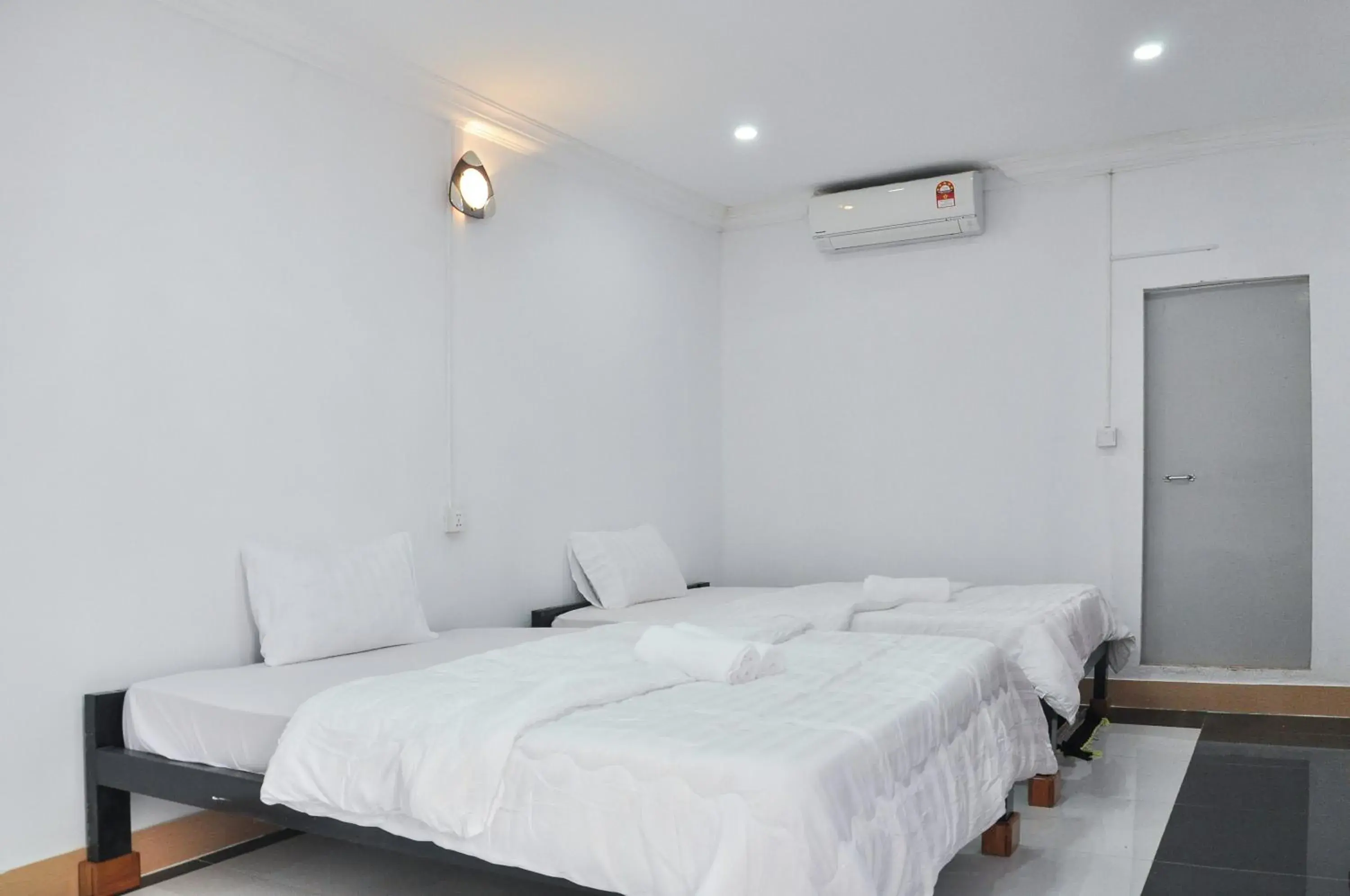 Bedroom, Bed in Silver Dolphin Guesthouse & Restaurant Bedroom, Bed in Silver Dolphin Guesthouse & Restaurant