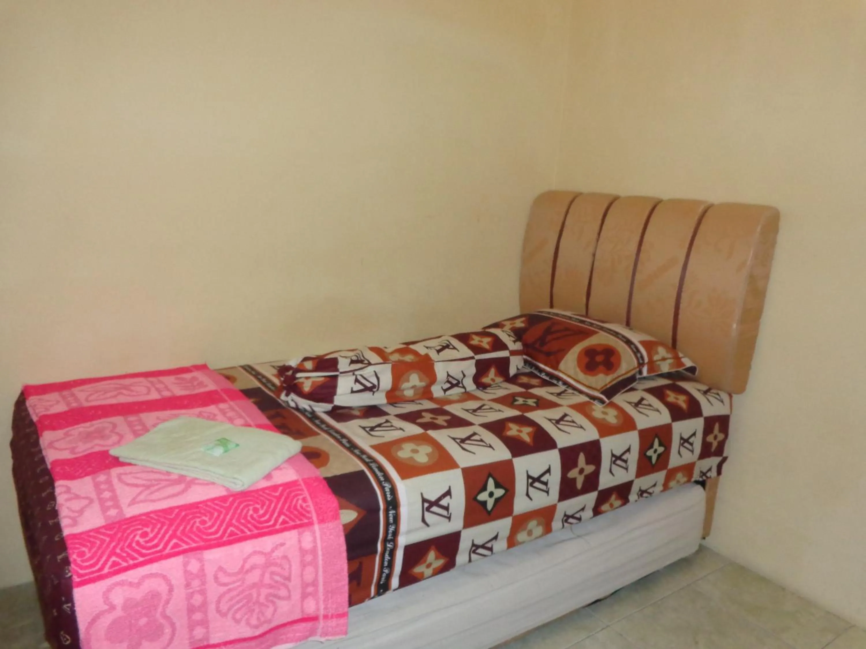 Bed in Hotel Musafir Inn