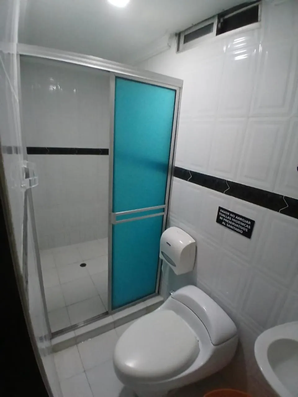 Shower in Hotel Plaza Norte Cali