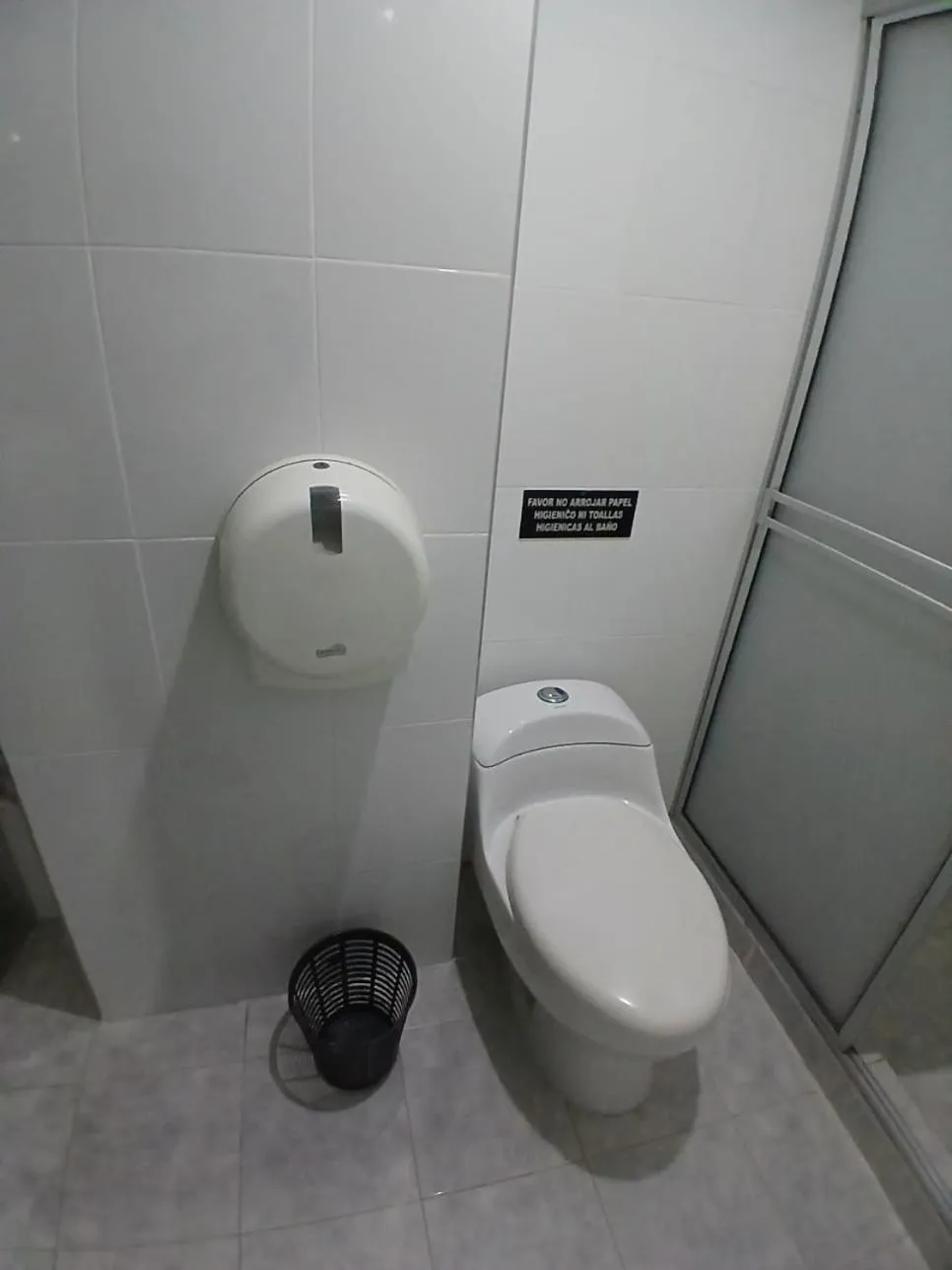 Toilet in Hotel Plaza Norte Cali