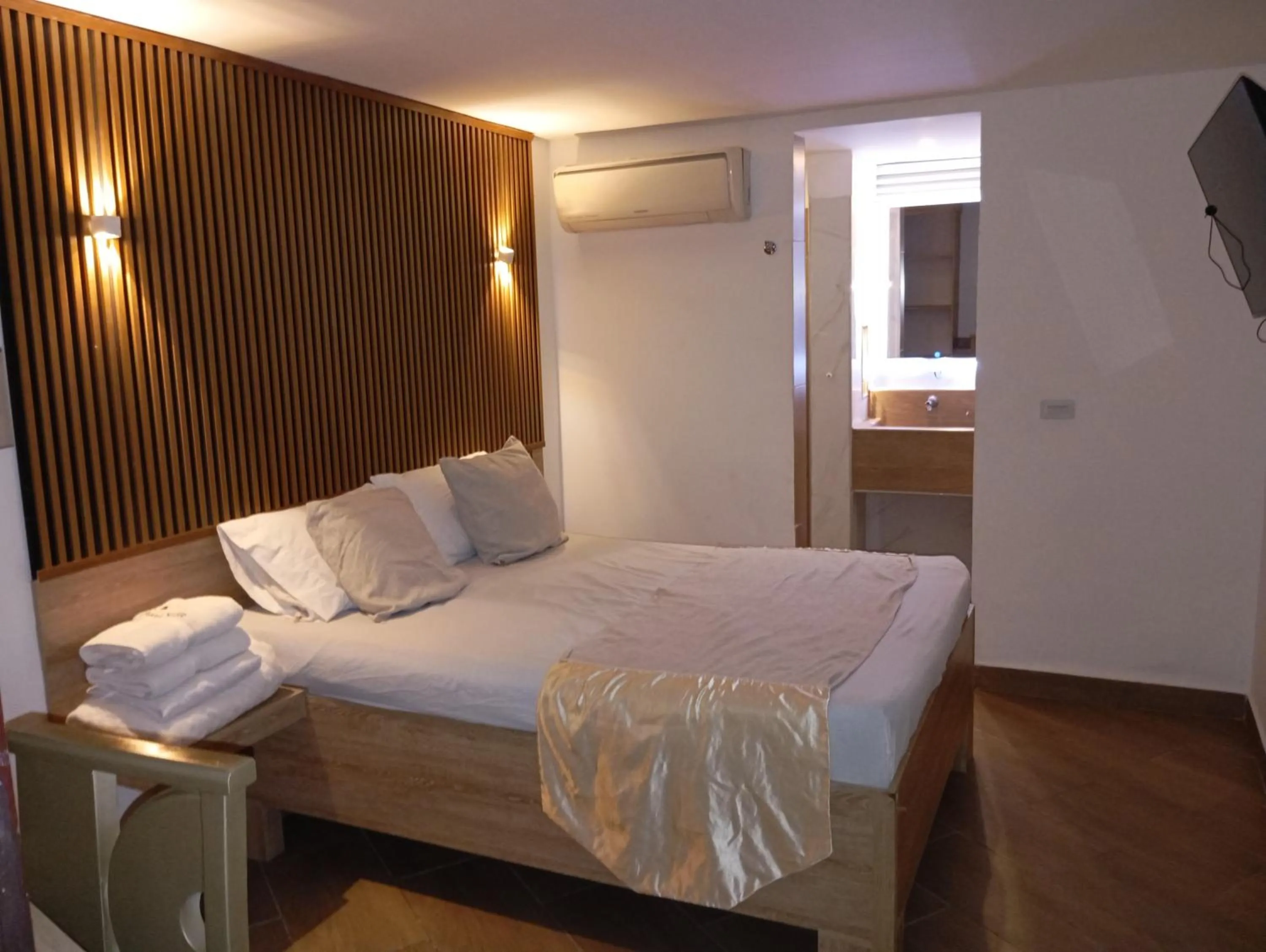 Shower, Bed in Hotel Plaza Norte Cali