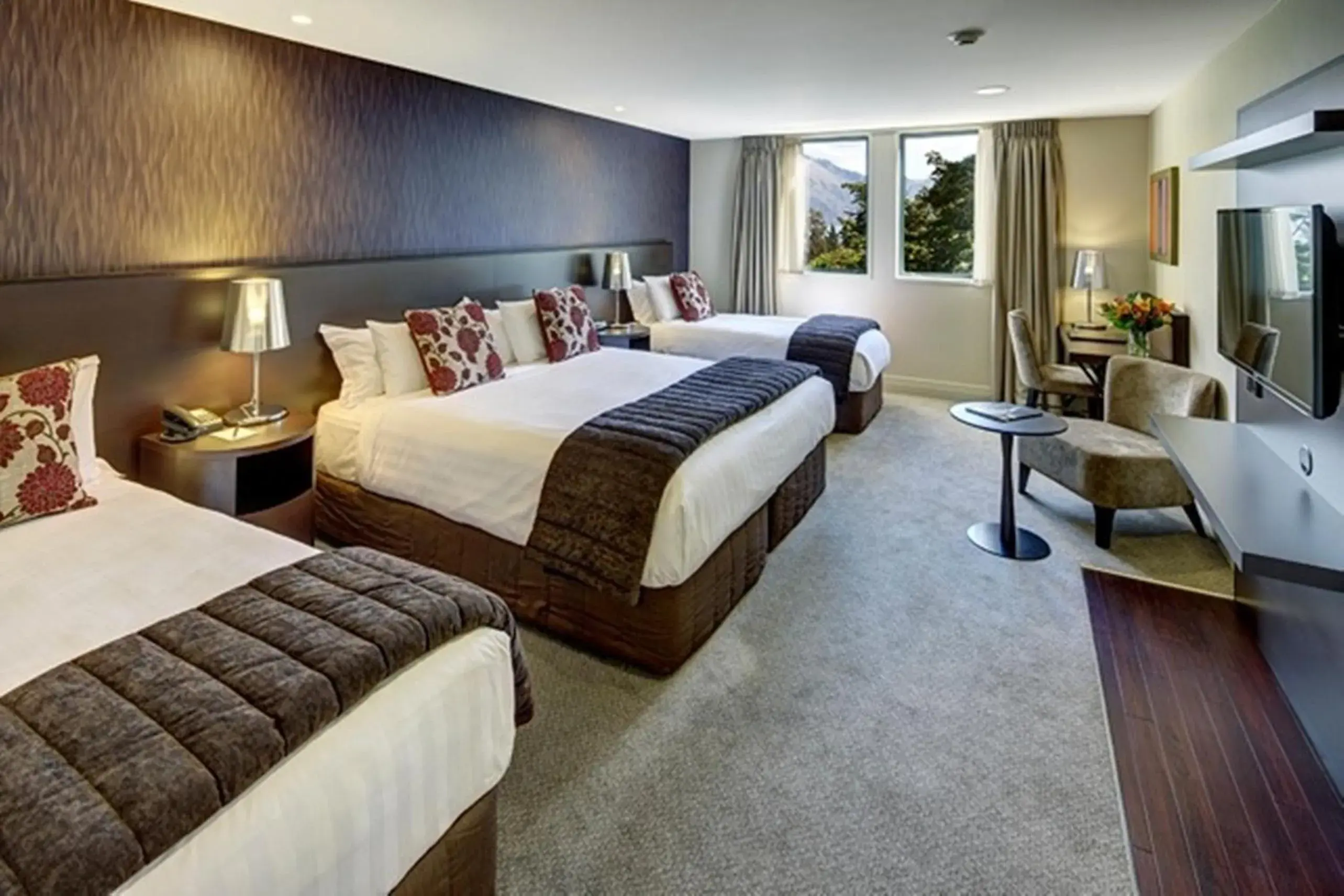 Photo of the whole room, Bed in Heritage Queenstown