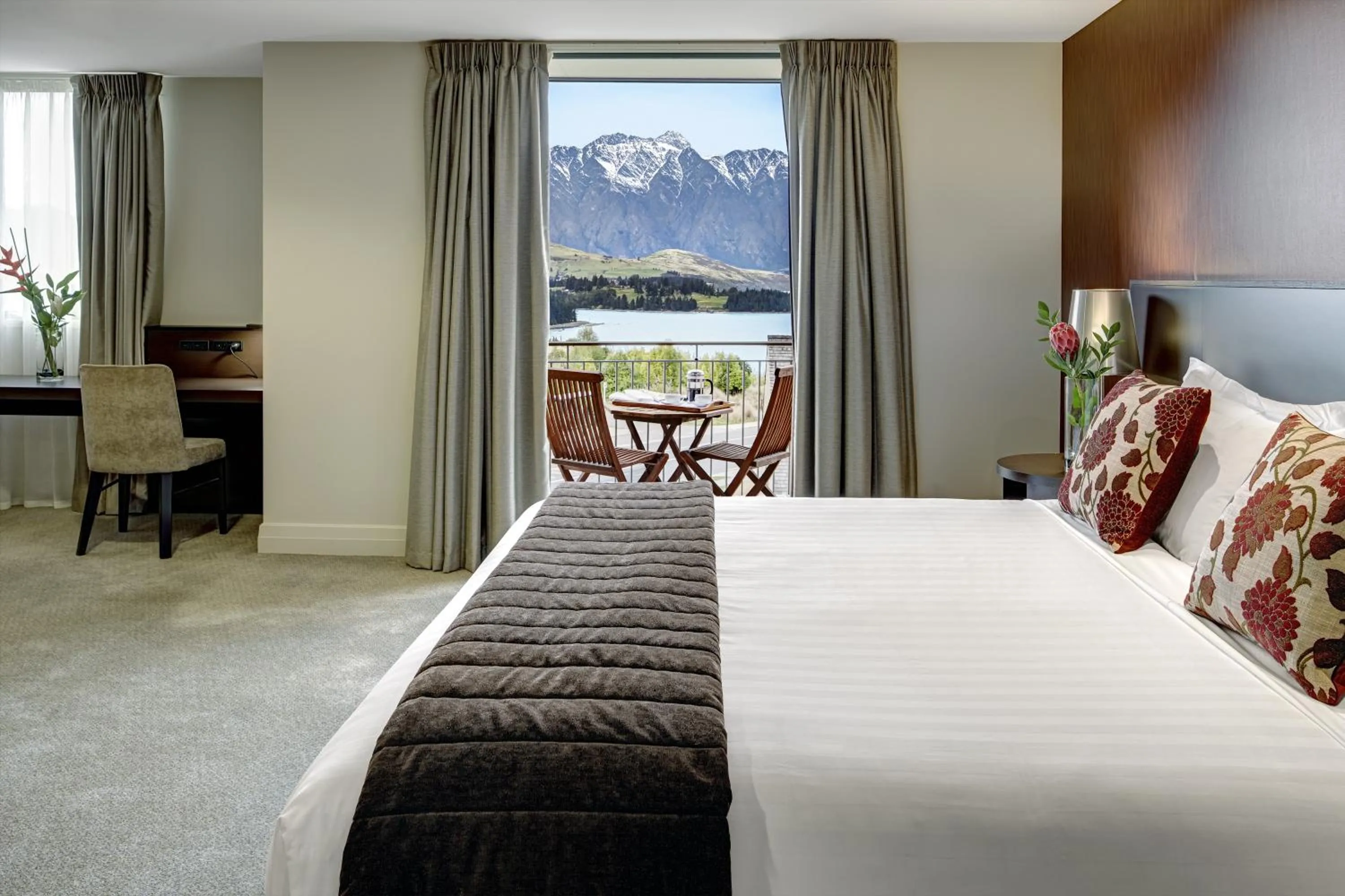 Lake view, Bed in Rendezvous Heritage Hotel Queenstown