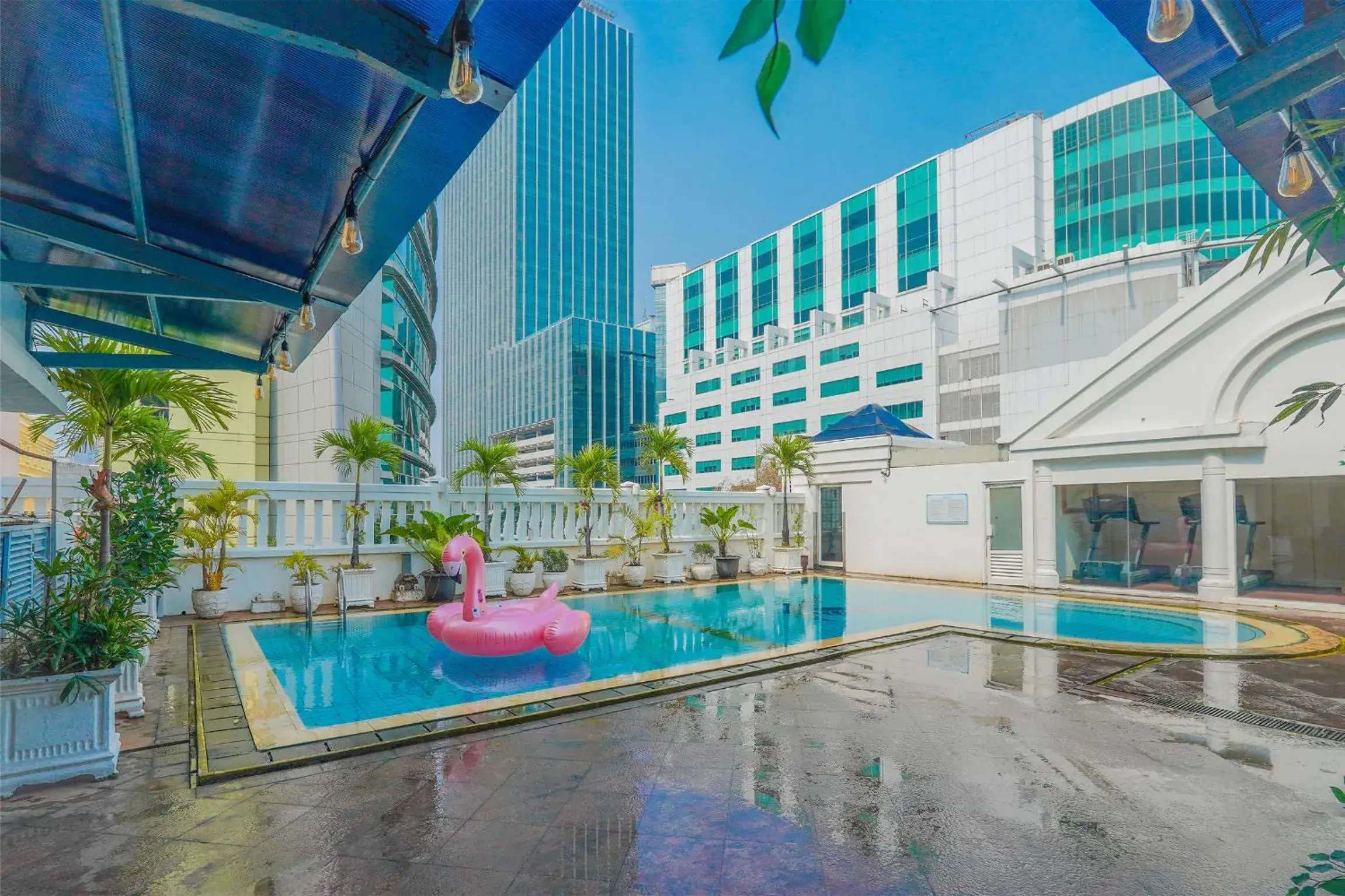 Swimming pool in Ambhara Hotel Jakarta Swimming pool in Ambhara Hotel Jakarta