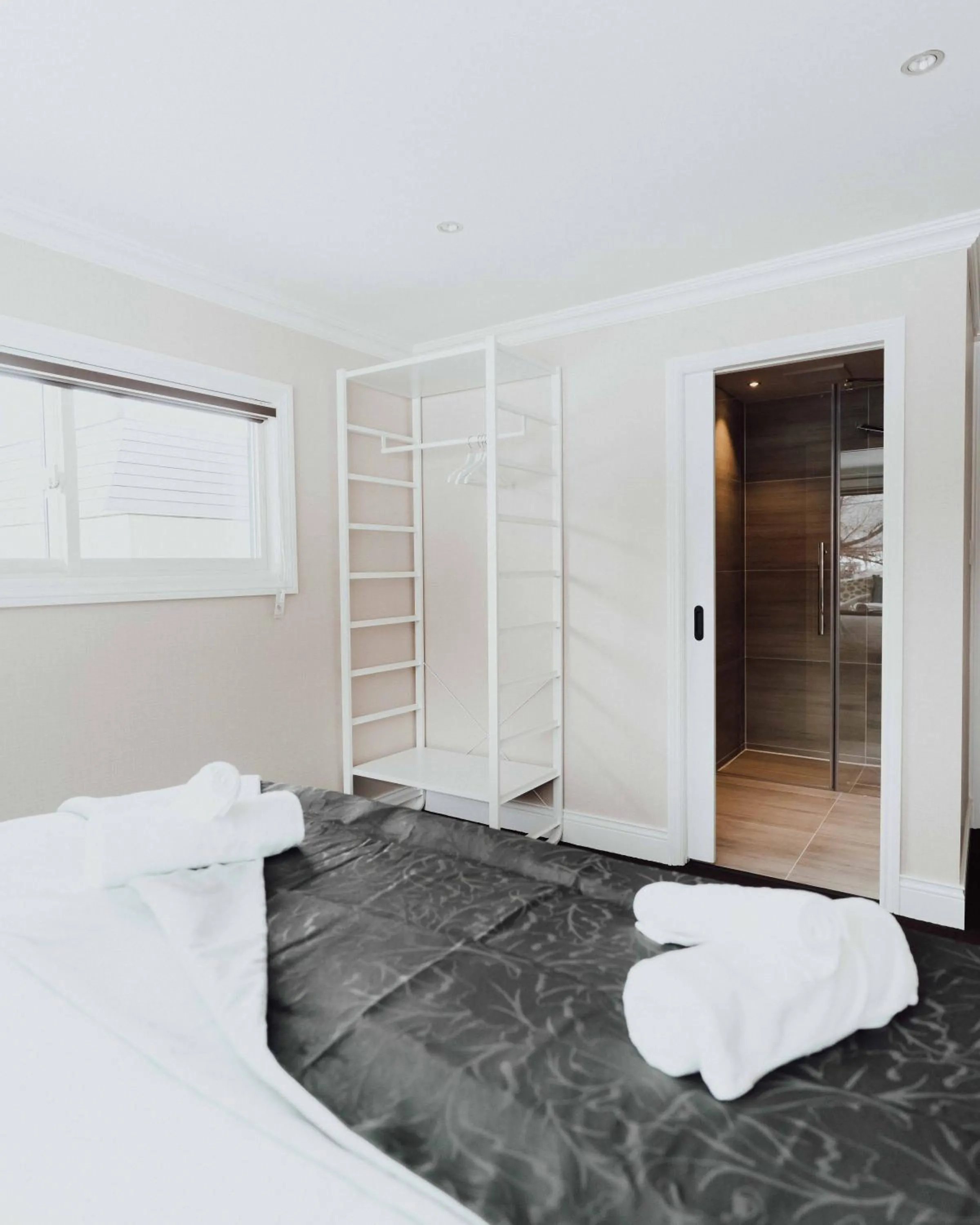 Bathroom, Bed in Hatsuyuki Apartments