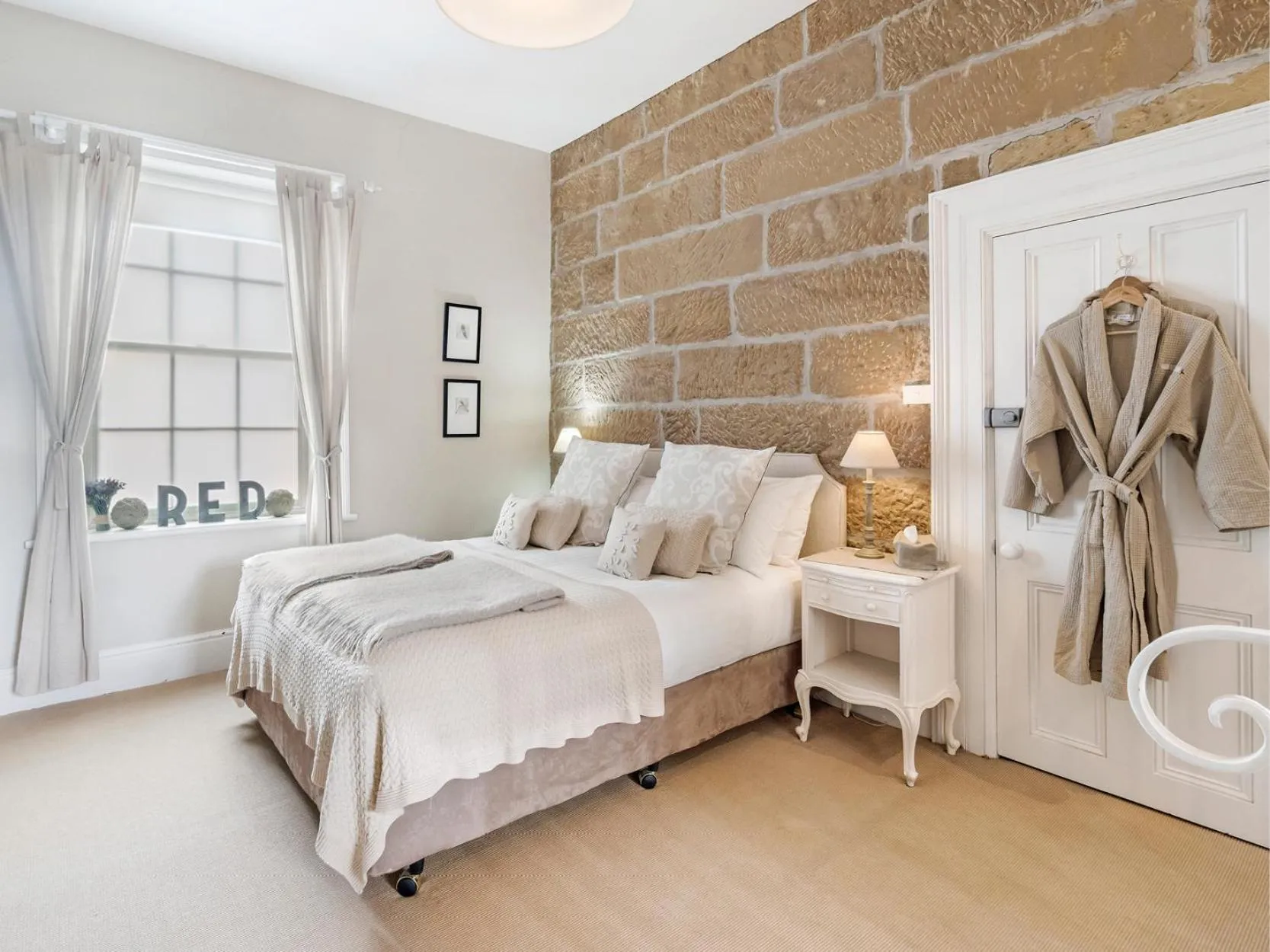 Bedroom, Bed in The Red Feather Inn