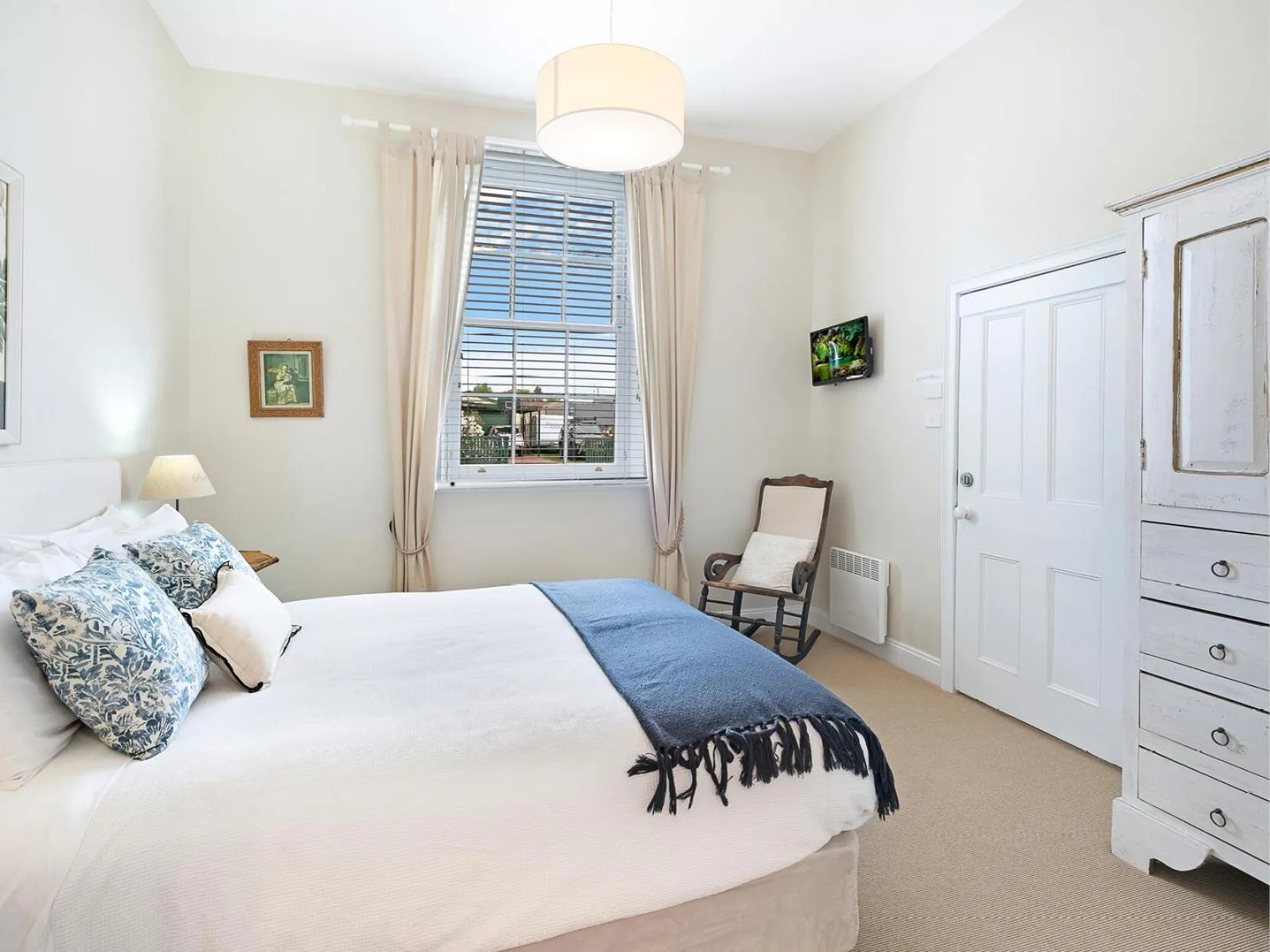 Bedroom, Bed in The Red Feather Inn