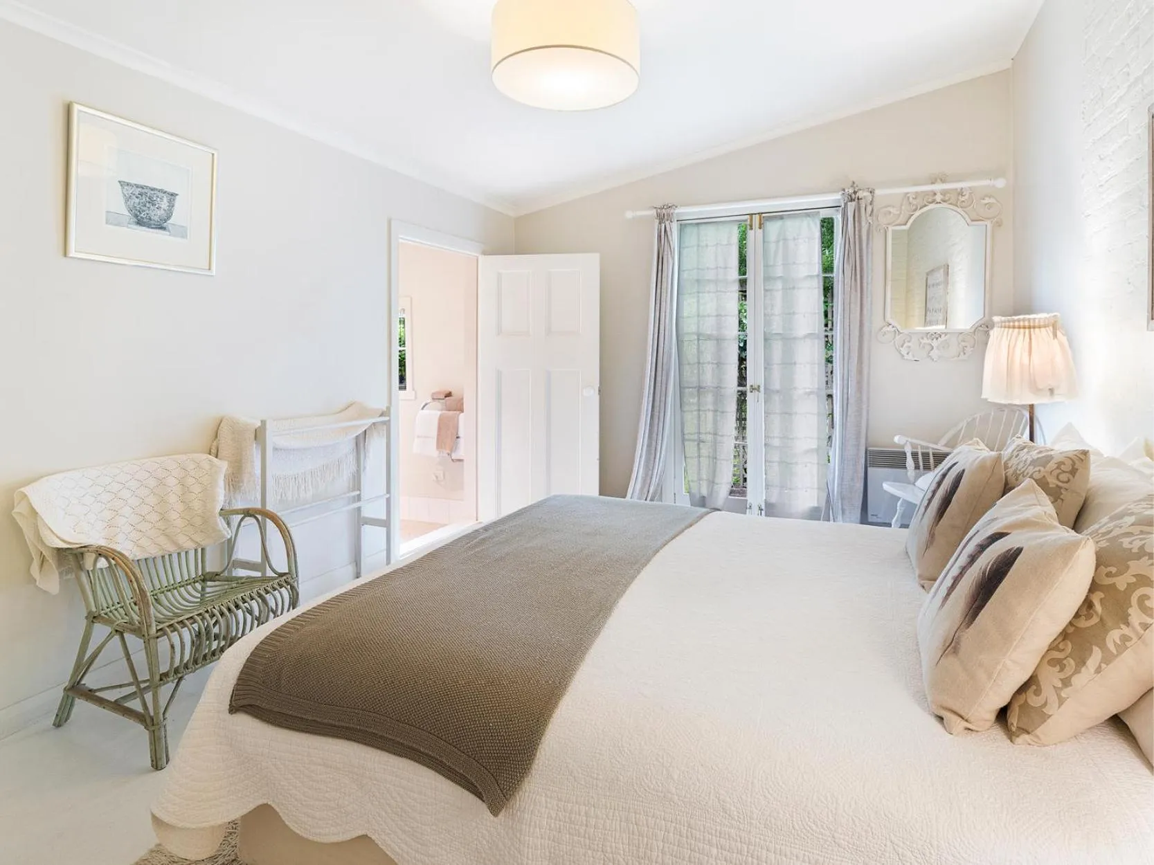 Bedroom, Bed in The Red Feather Inn