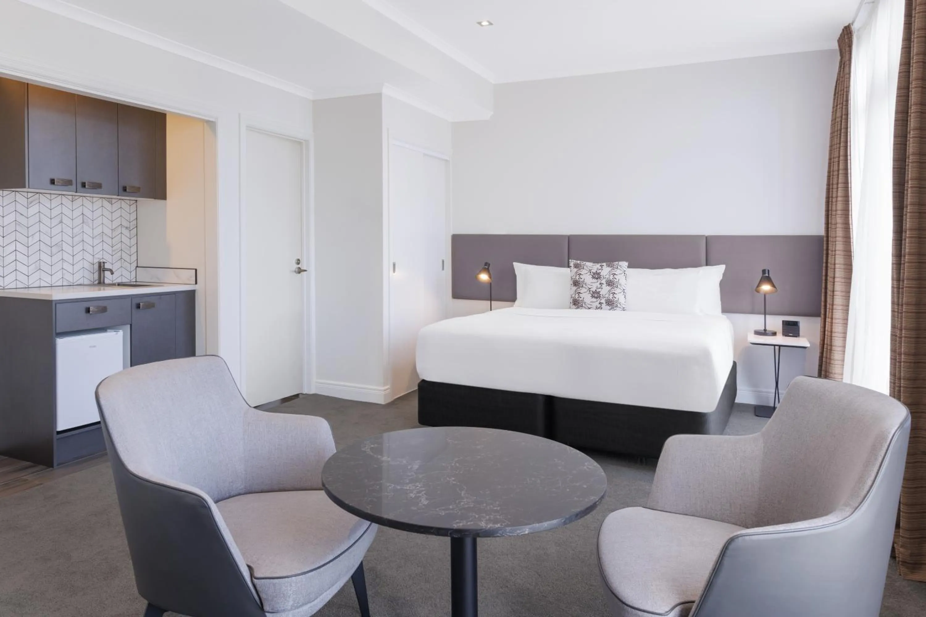 Kitchen or kitchenette, Bed in Adina Citylife Auckland