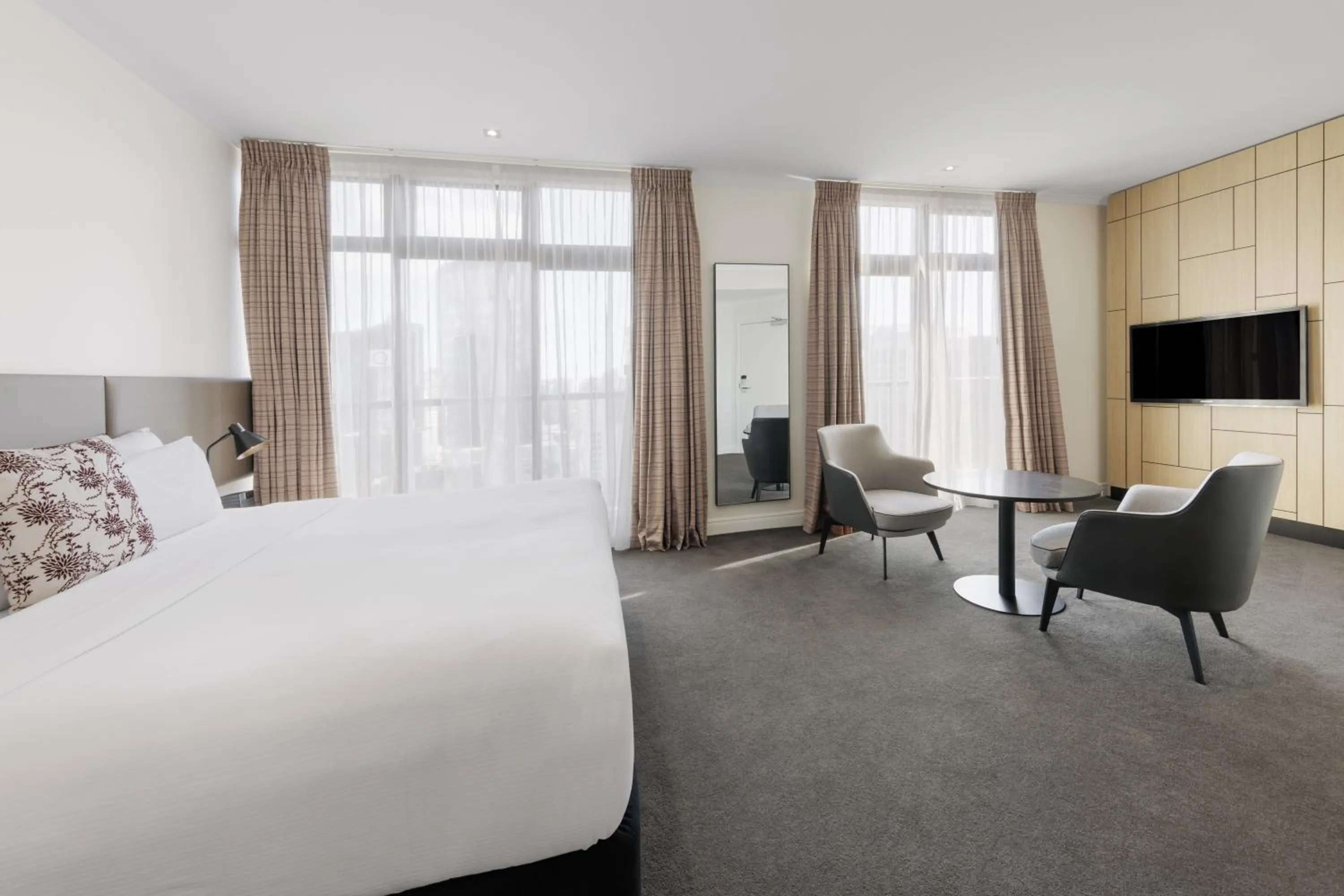 Photo of the whole room, Bed in Adina Citylife Auckland