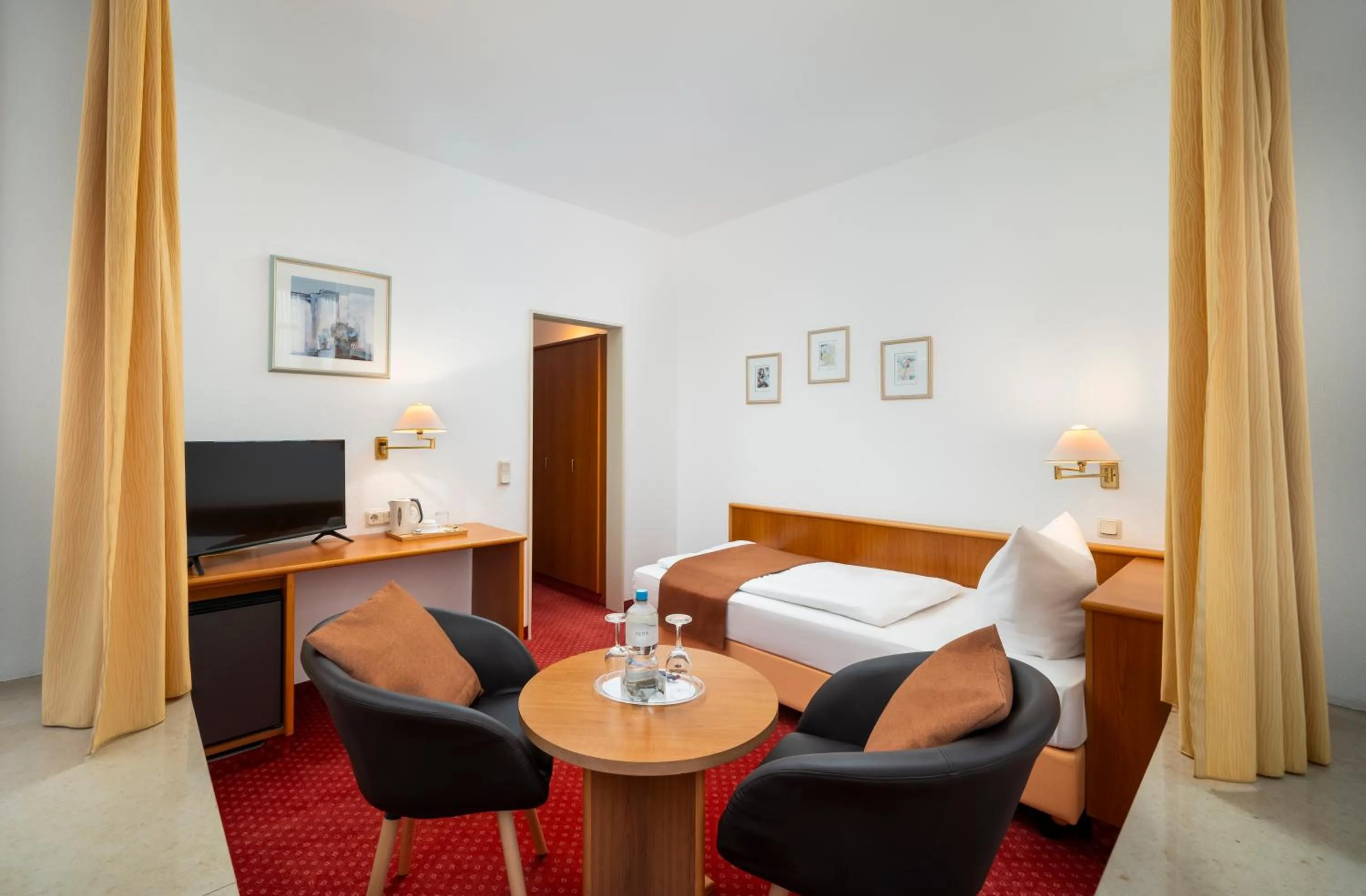 Photo of the whole room, Bed in ARKADEN Hotel Kelkheim