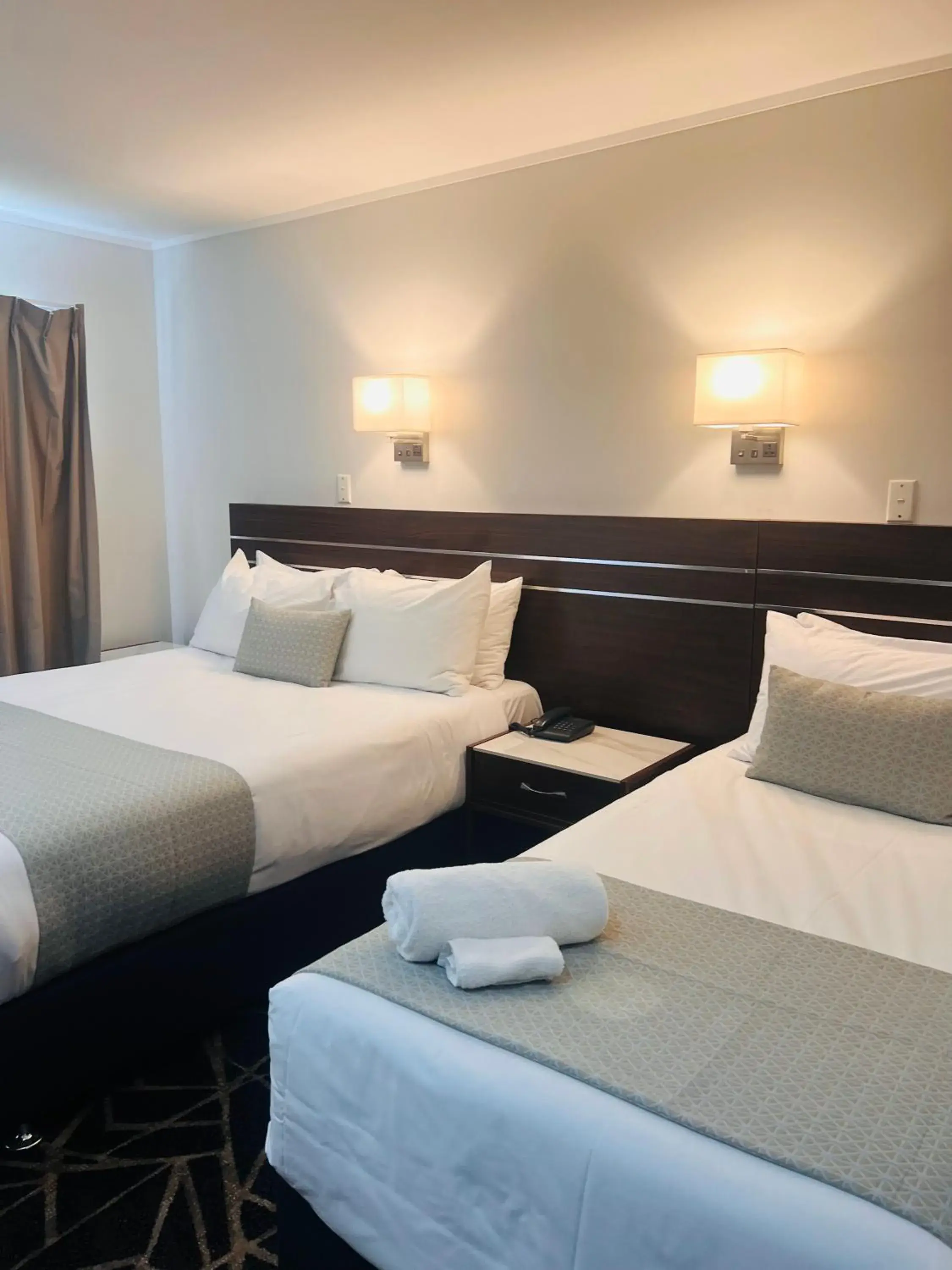 Photo of the whole room, Bed in Auckland Airport Kiwi Hotel Photo of the whole room, Bed in Auckland Airport Kiwi Hotel