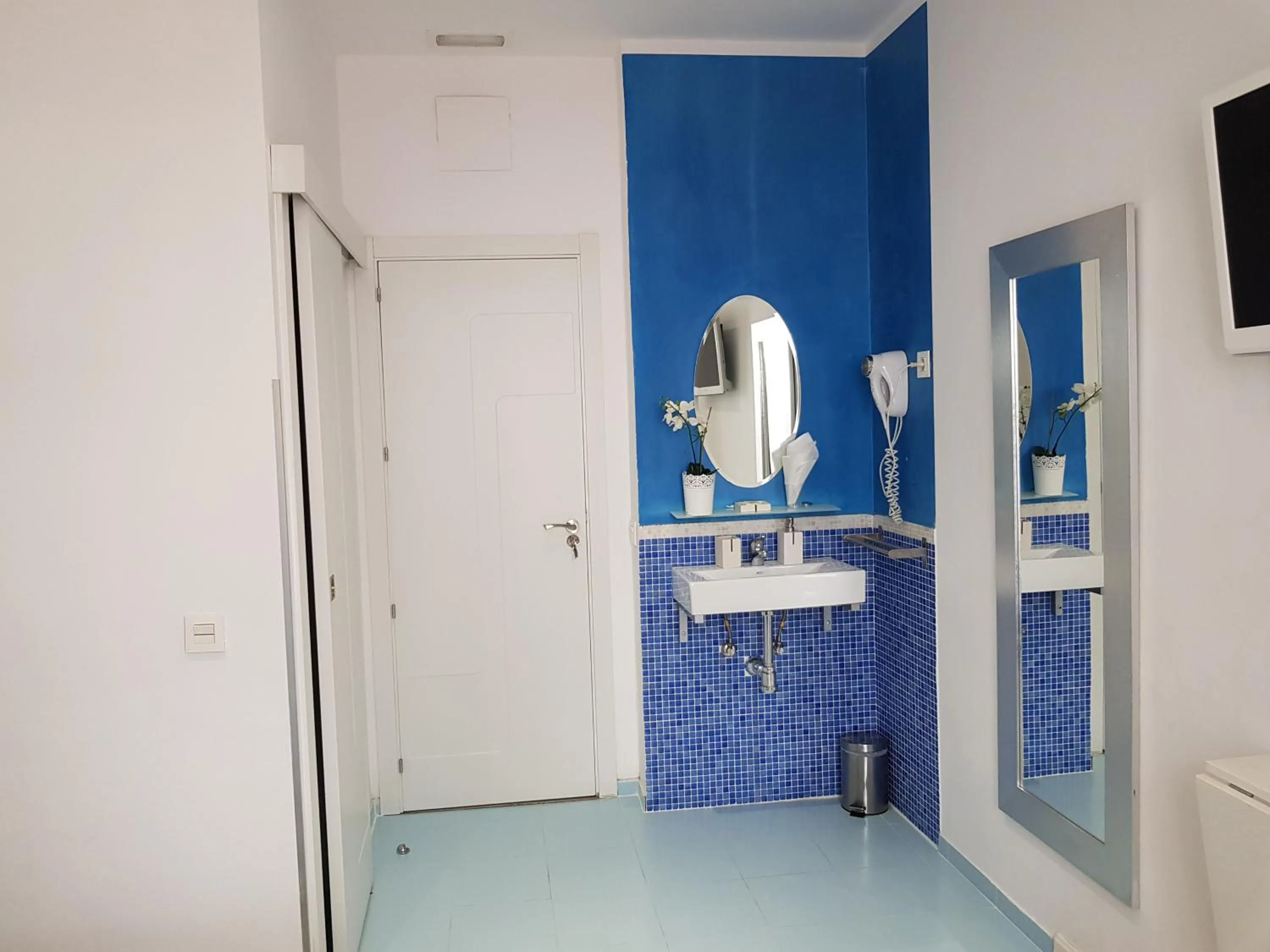 Bathroom in Hostal Main Street Madrid