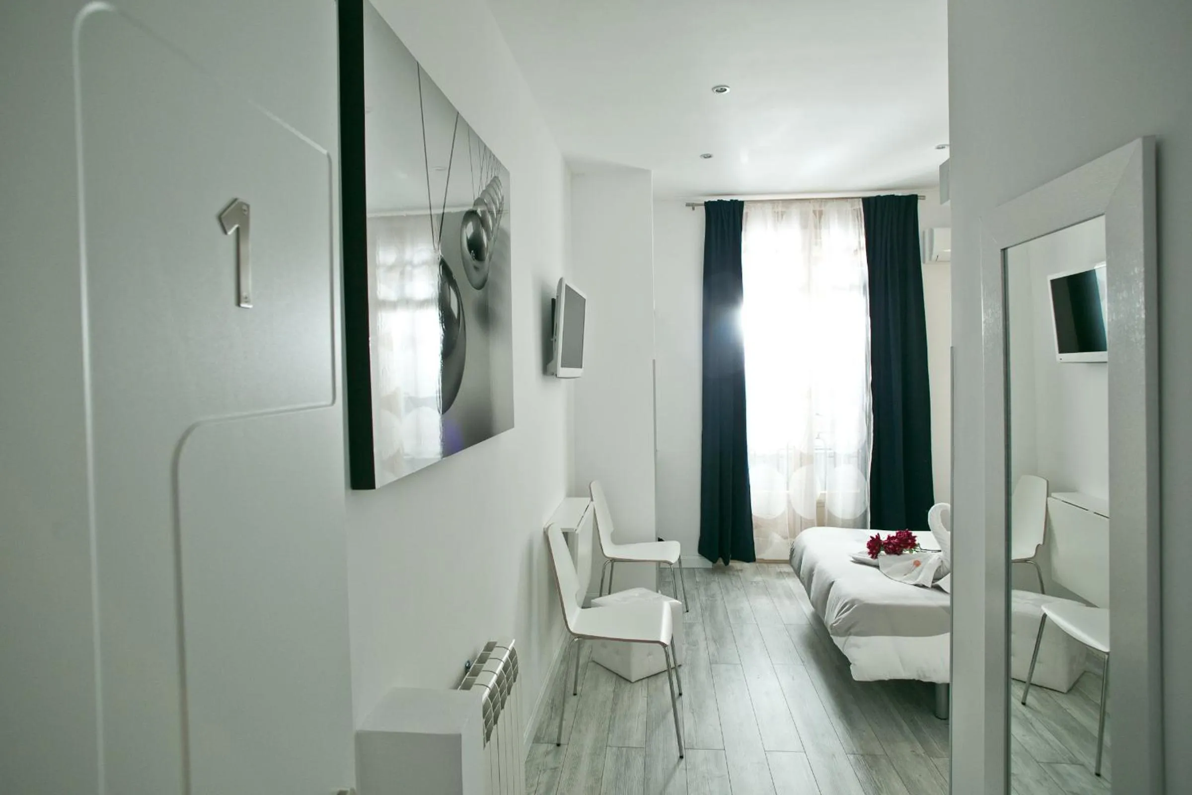 TV and multimedia in Hostal Main Street Madrid