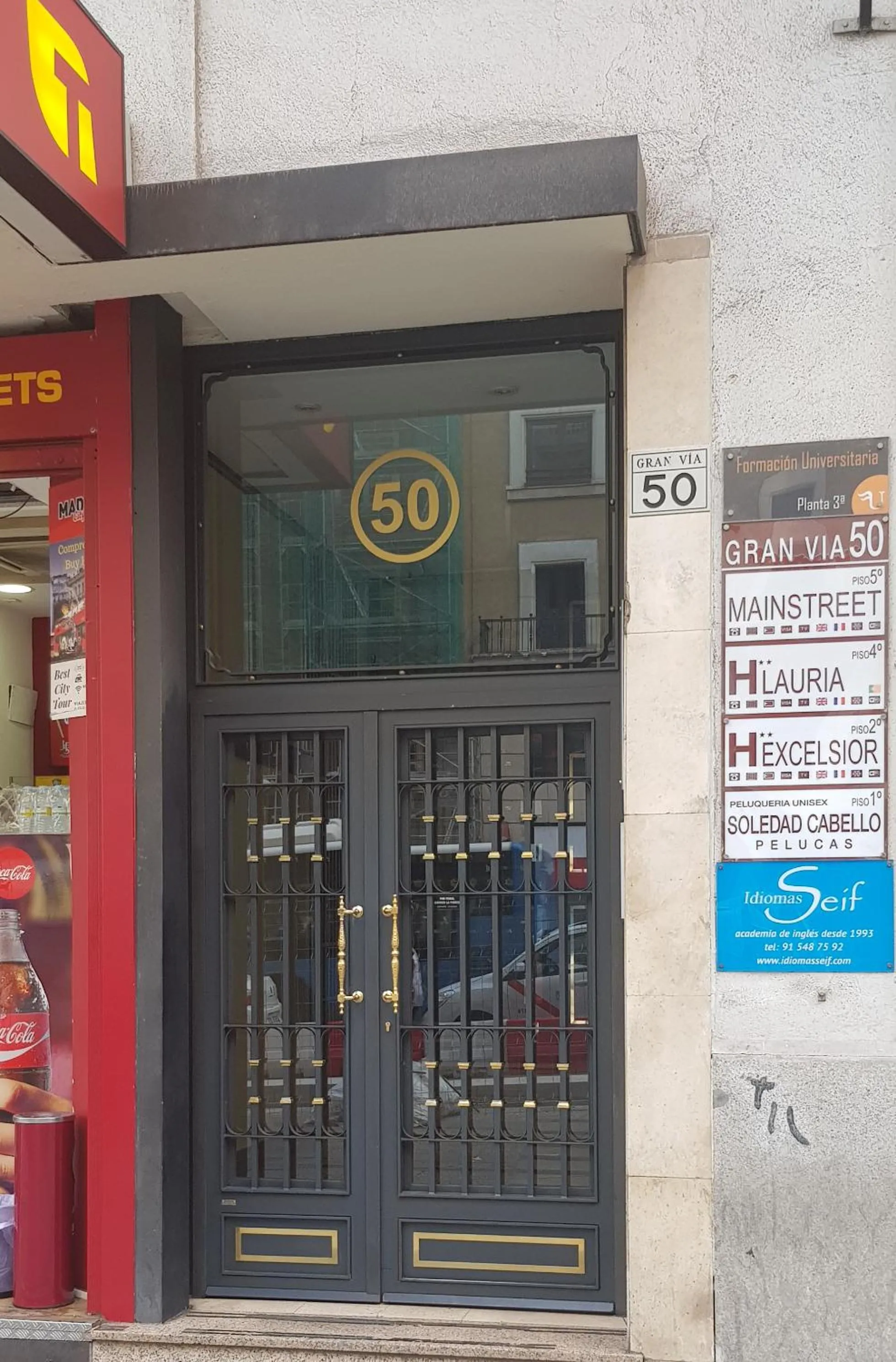 Property building in Hostal Main Street Madrid