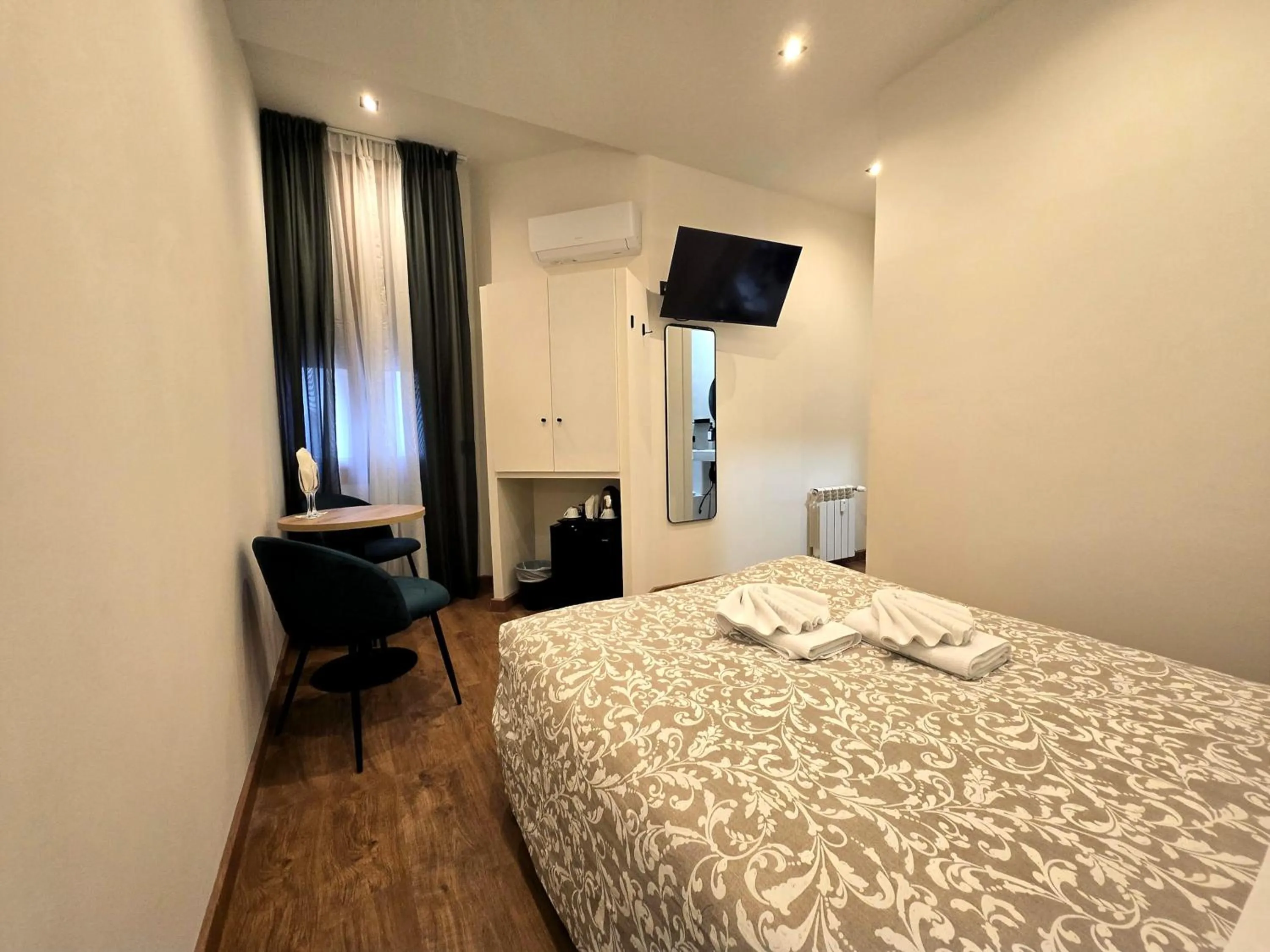 TV and multimedia, Bed in Hostal Main Street Madrid