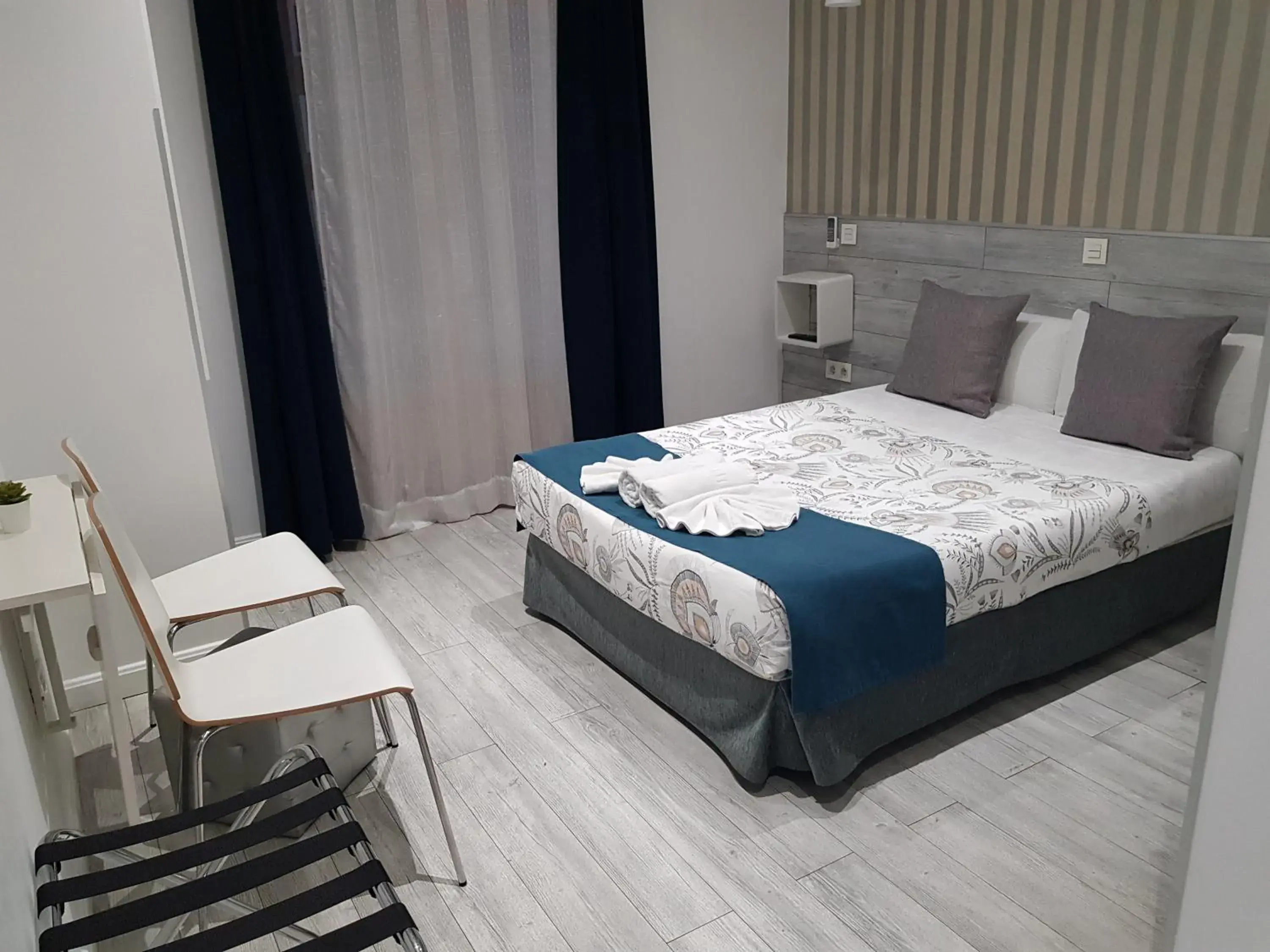 Double Room in Hostal Main Street Madrid Double Room in Hostal Main Street Madrid