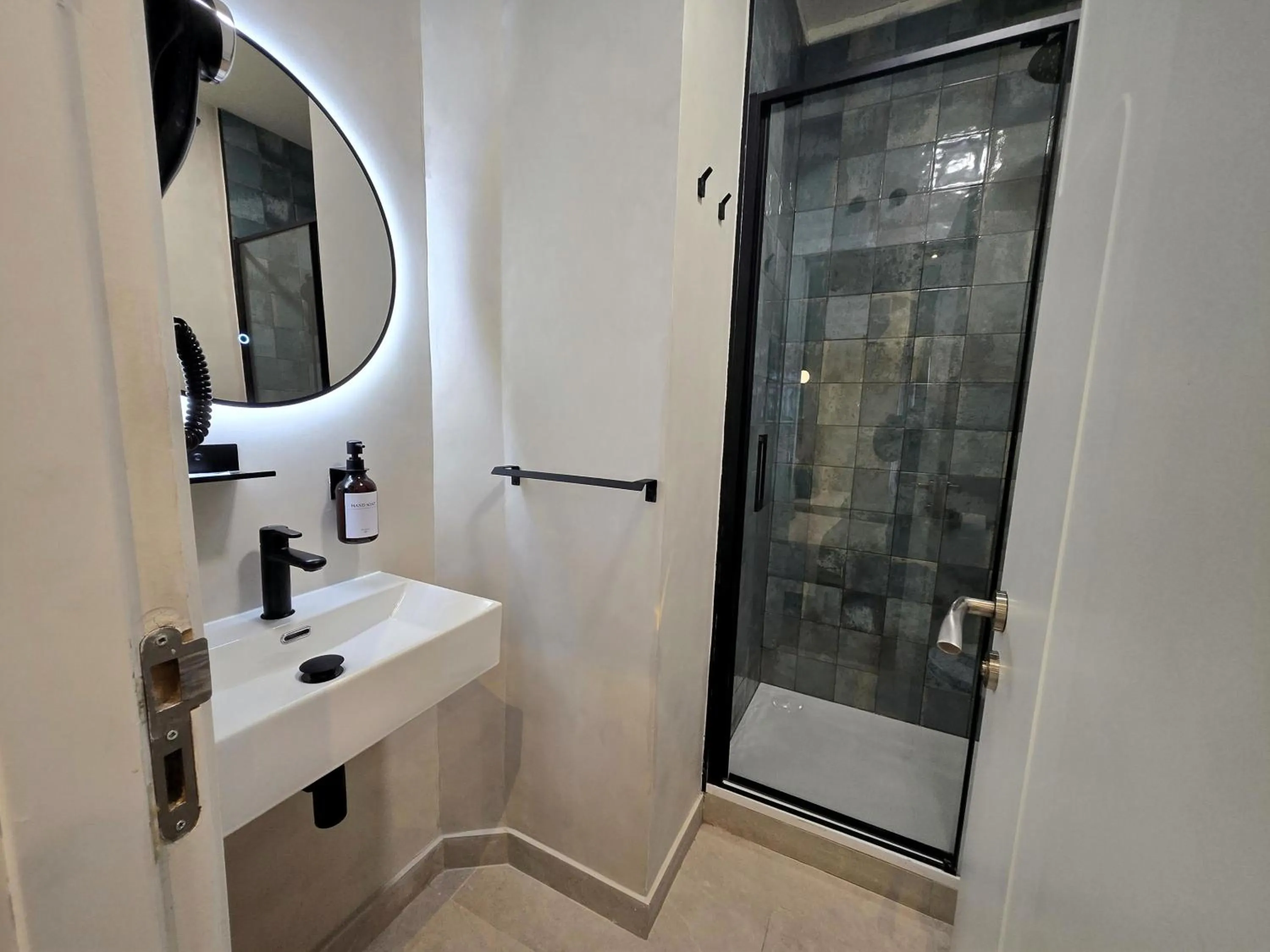 Shower in Hostal Main Street Madrid