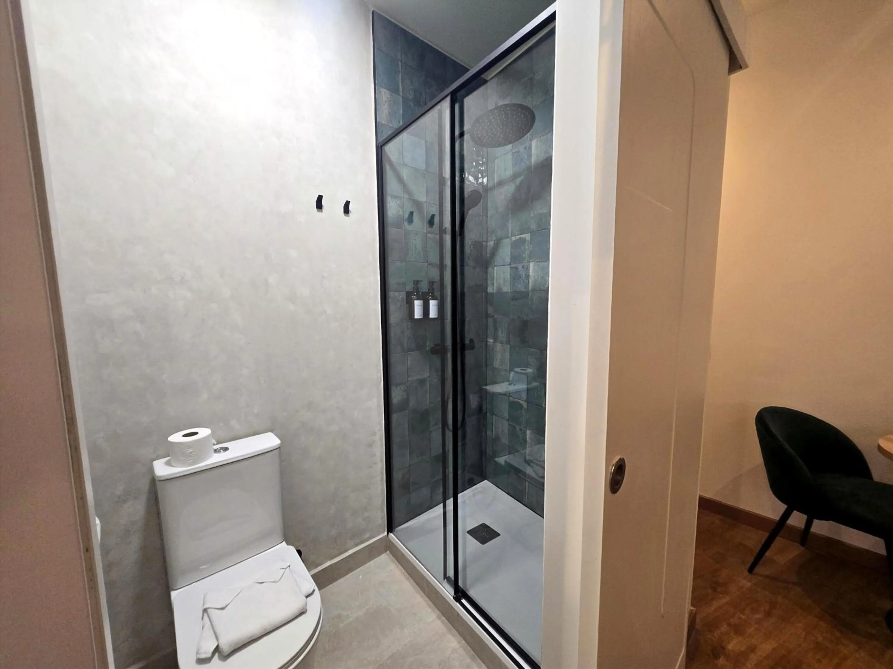 Shower in Hostal Main Street Madrid