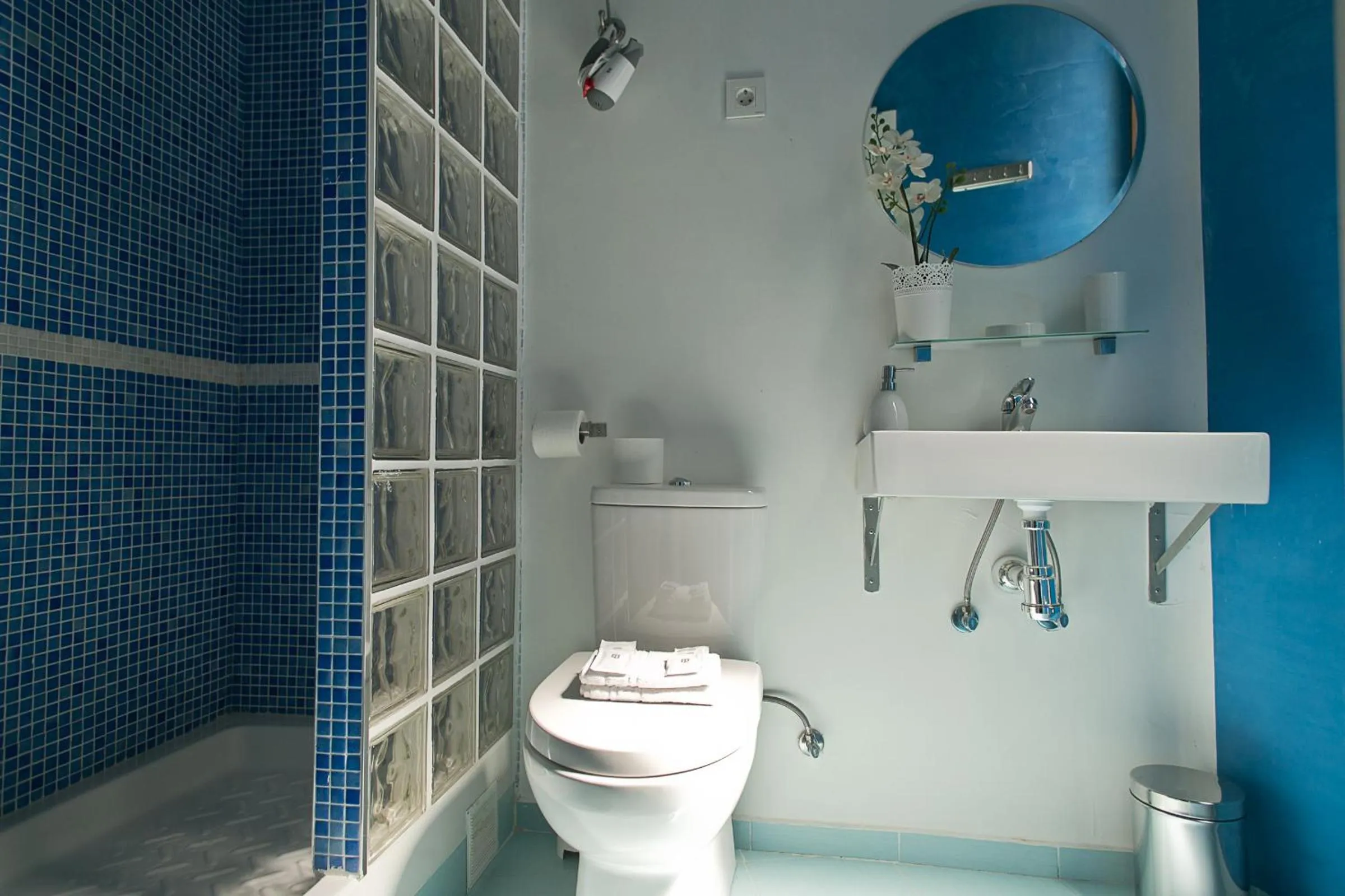 Shower in Hostal Main Street Madrid