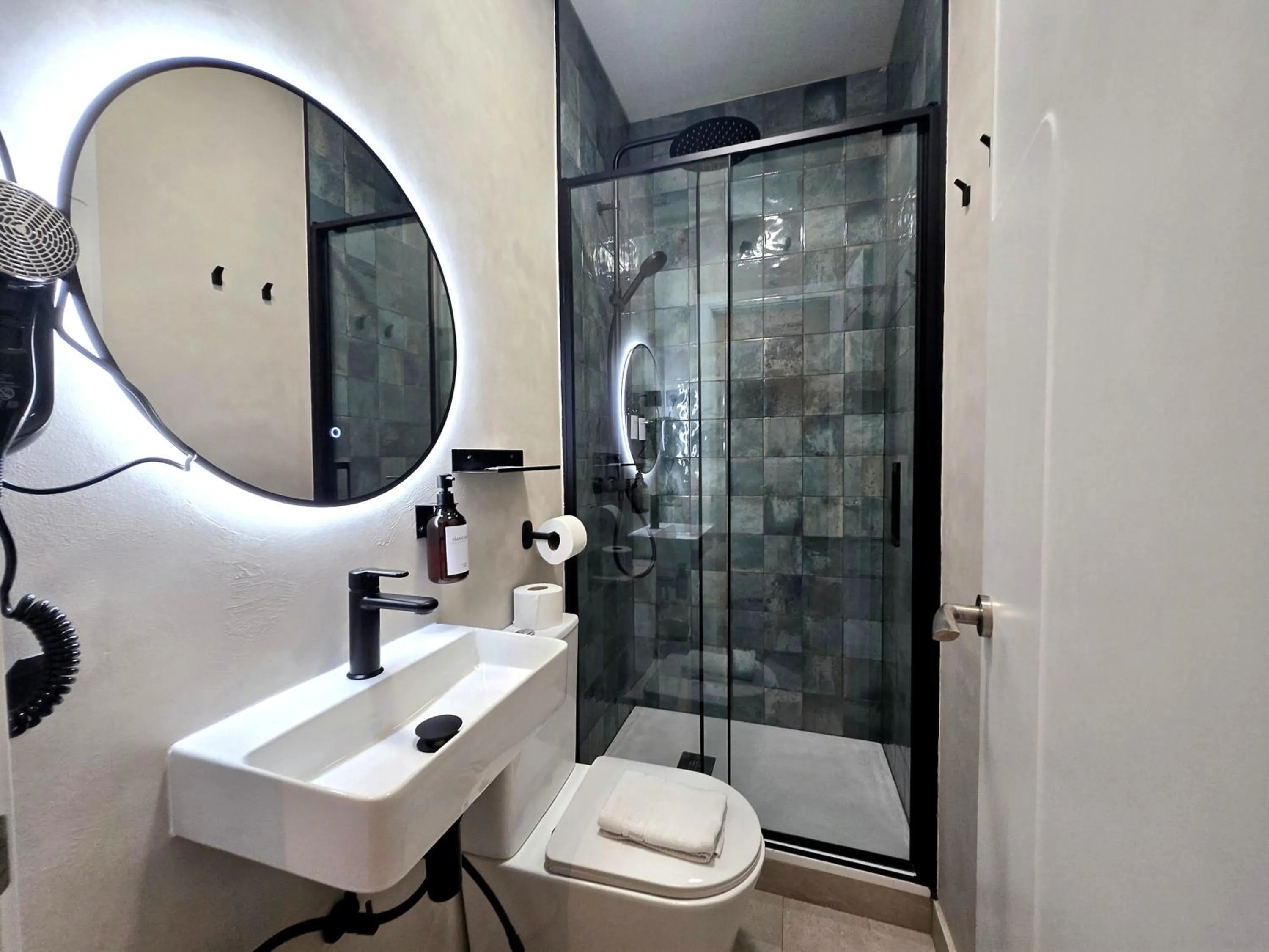 Shower in Hostal Main Street Madrid