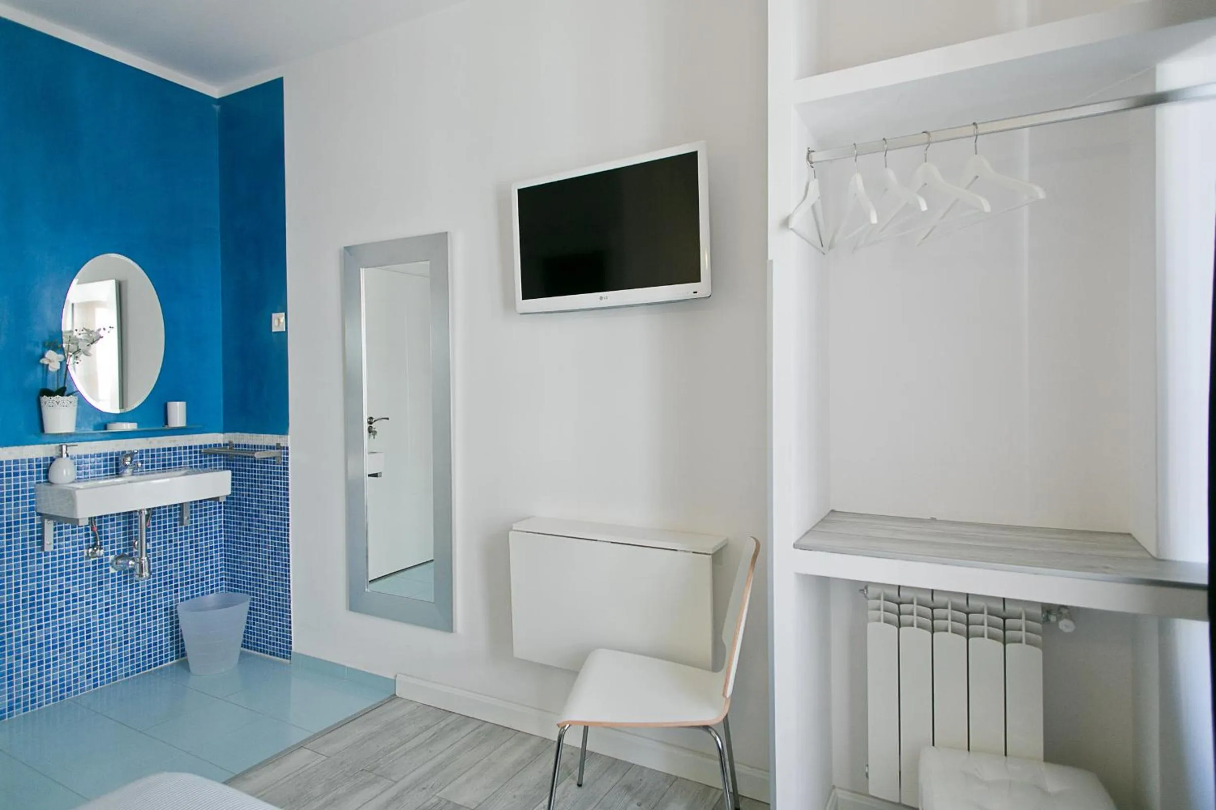 Photo of the whole room in Hostal Main Street Madrid