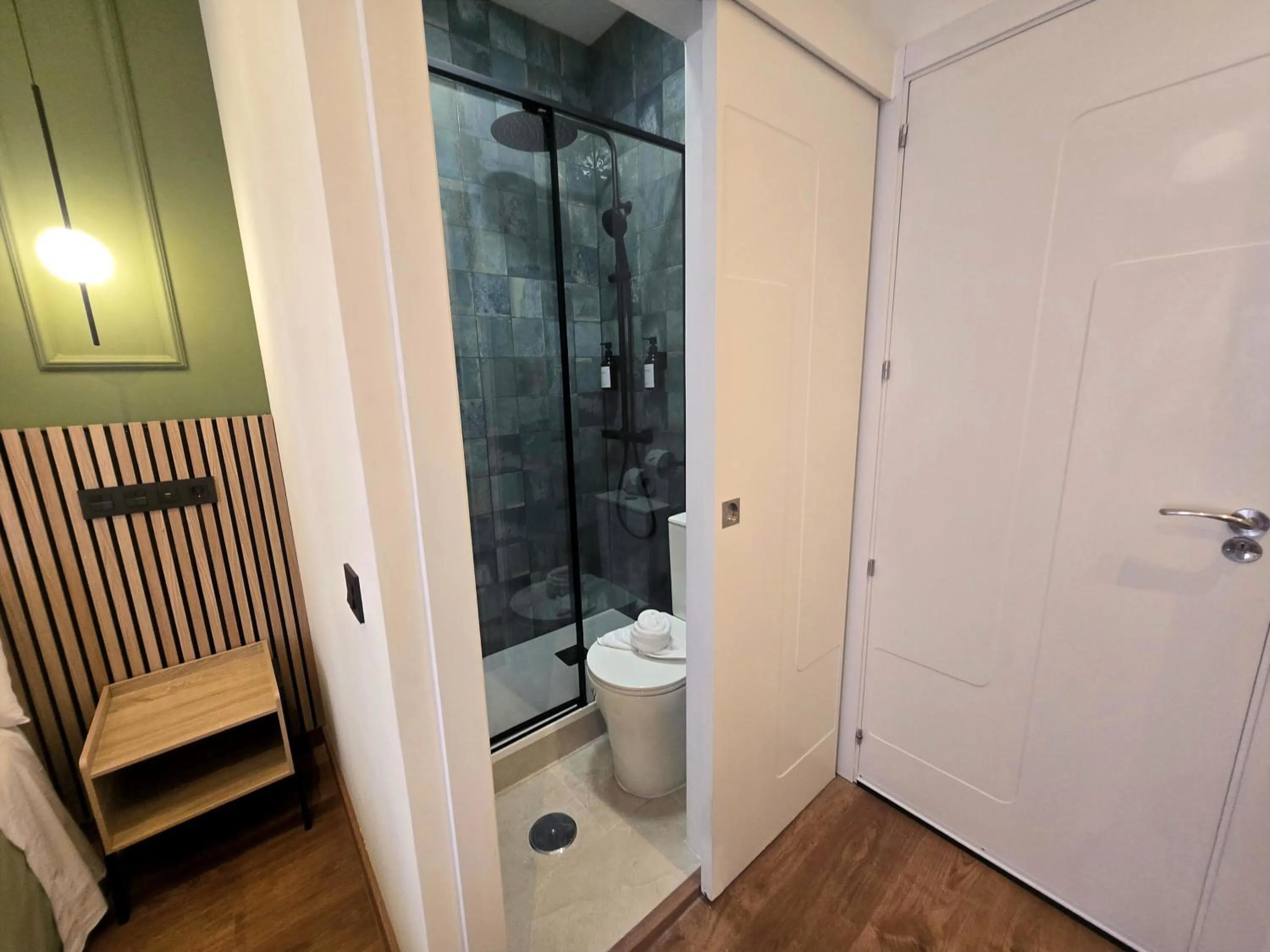 Shower in Hostal Main Street Madrid