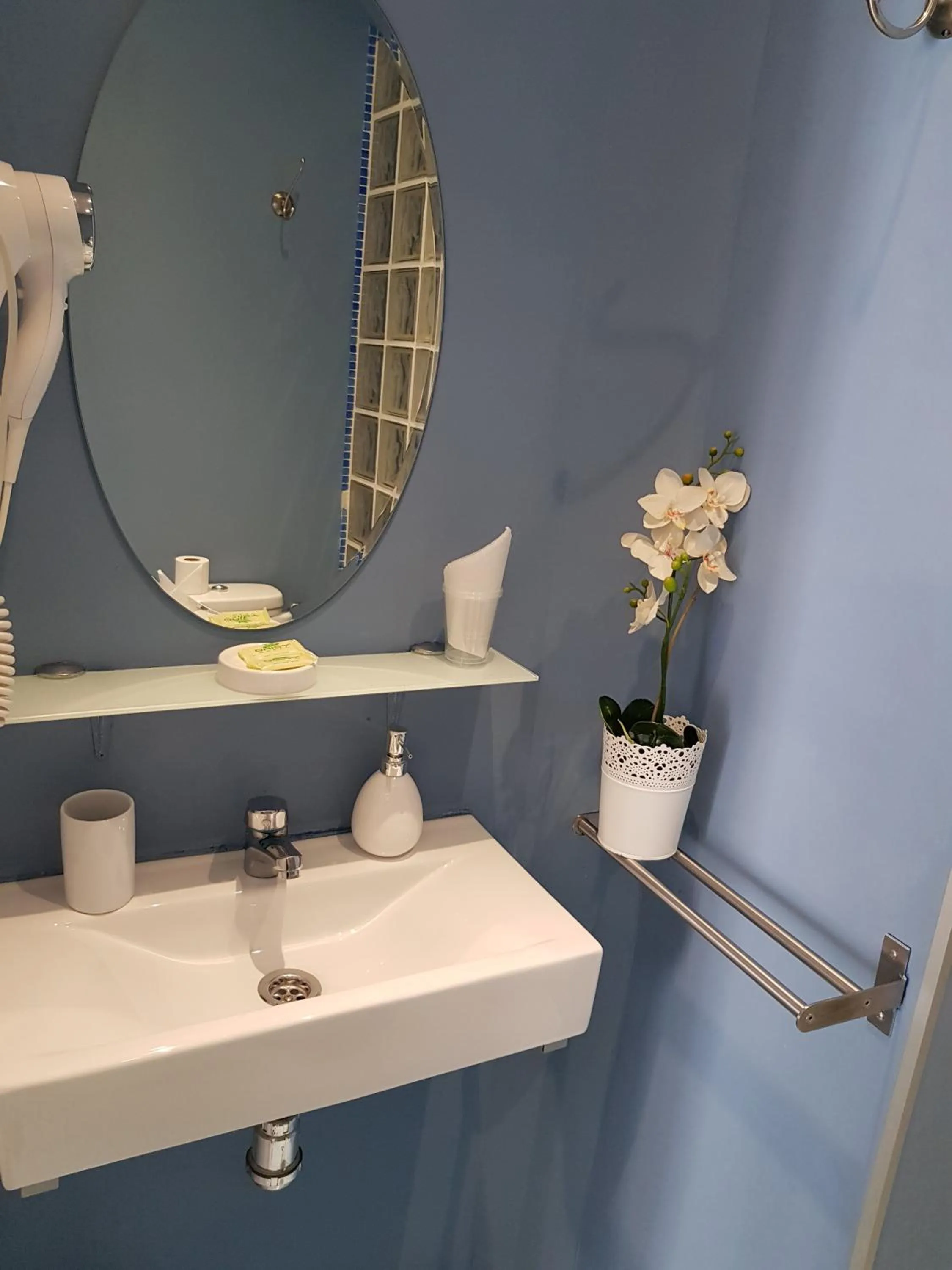 Bathroom in Hostal Main Street Madrid