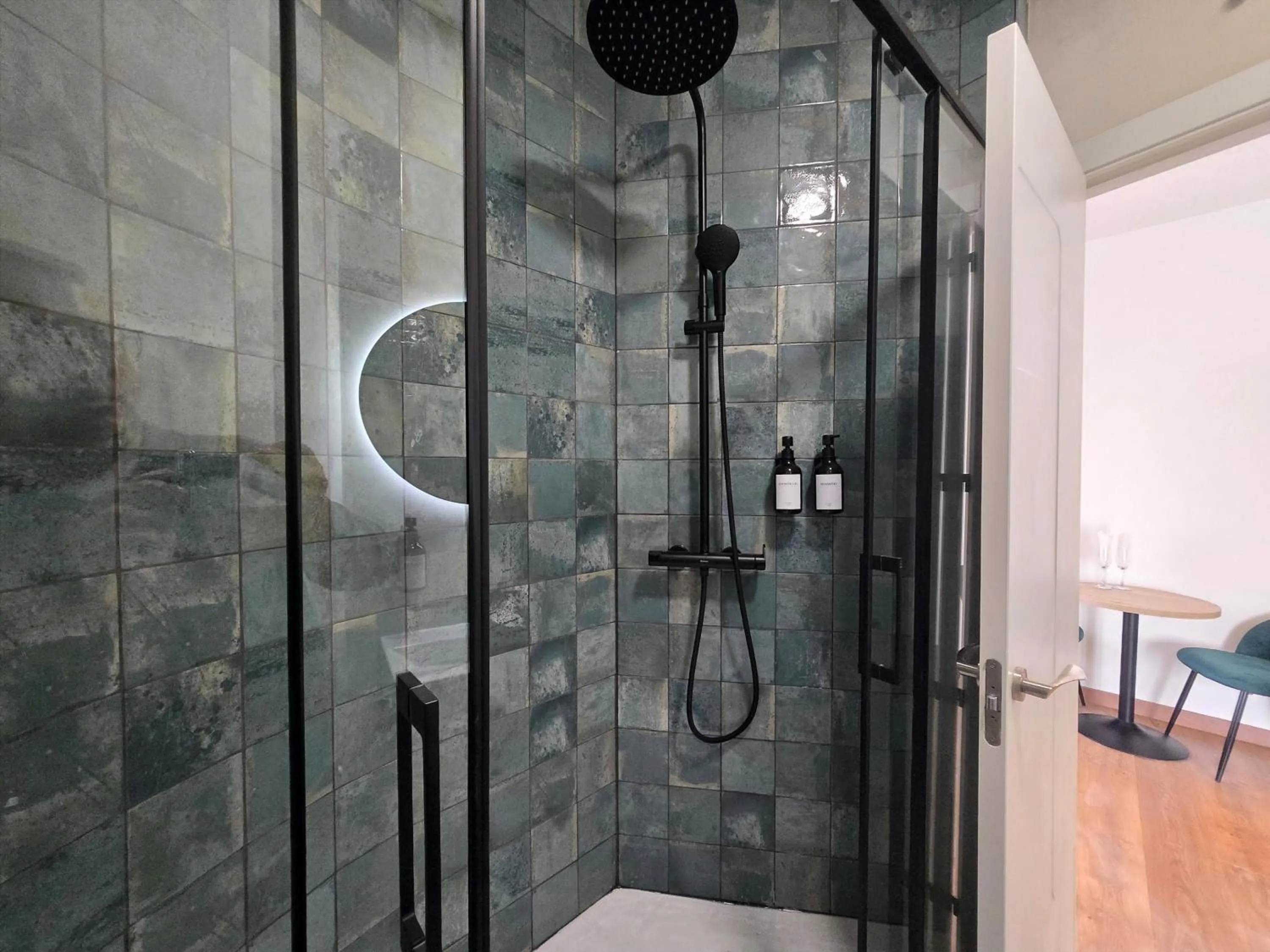 Shower in Hostal Main Street Madrid