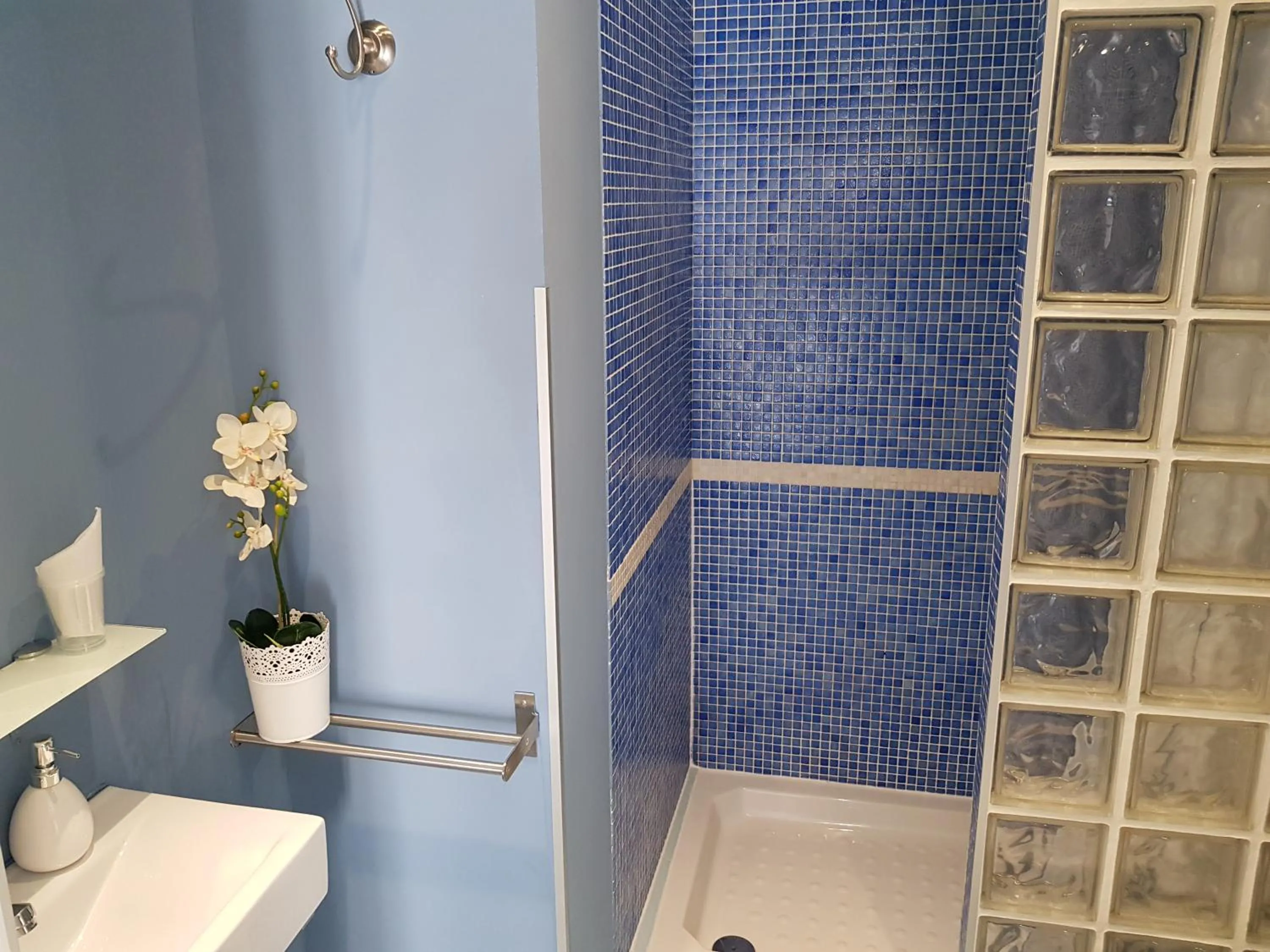 Shower in Hostal Main Street Madrid