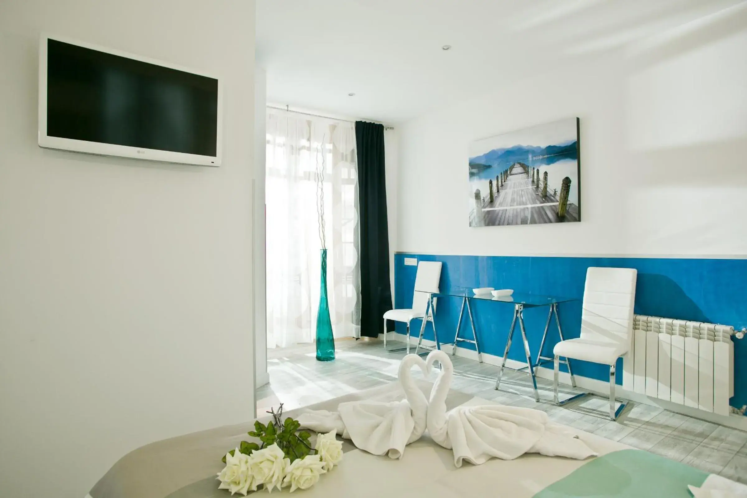 Superior Double Room with City View in Hostal Main Street Madrid Superior Double Room with City View in Hostal Main Street Madrid