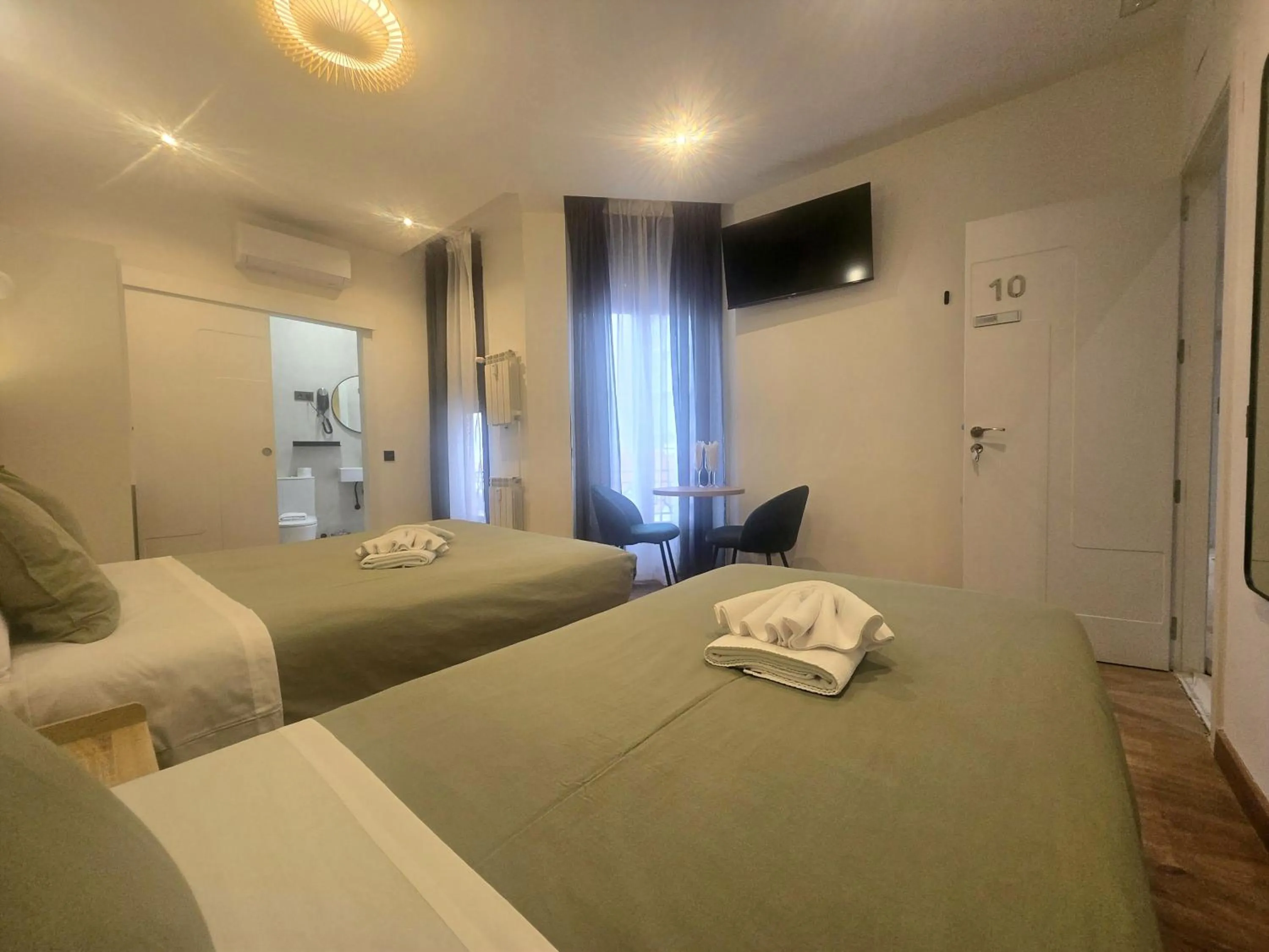 Bedroom, Bed in Hostal Main Street Madrid