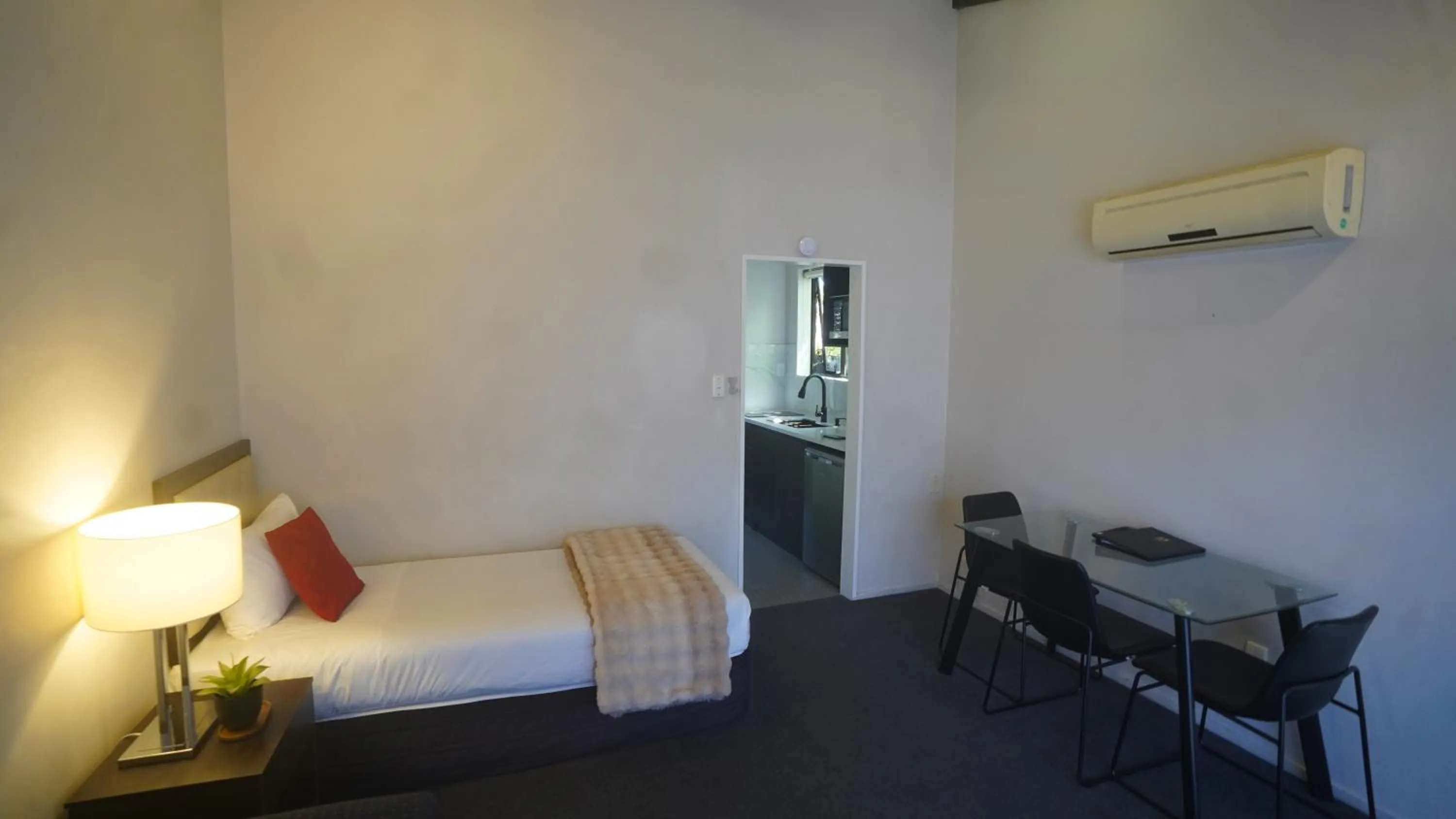 Dining area, Bed in Abbey Motor Lodge