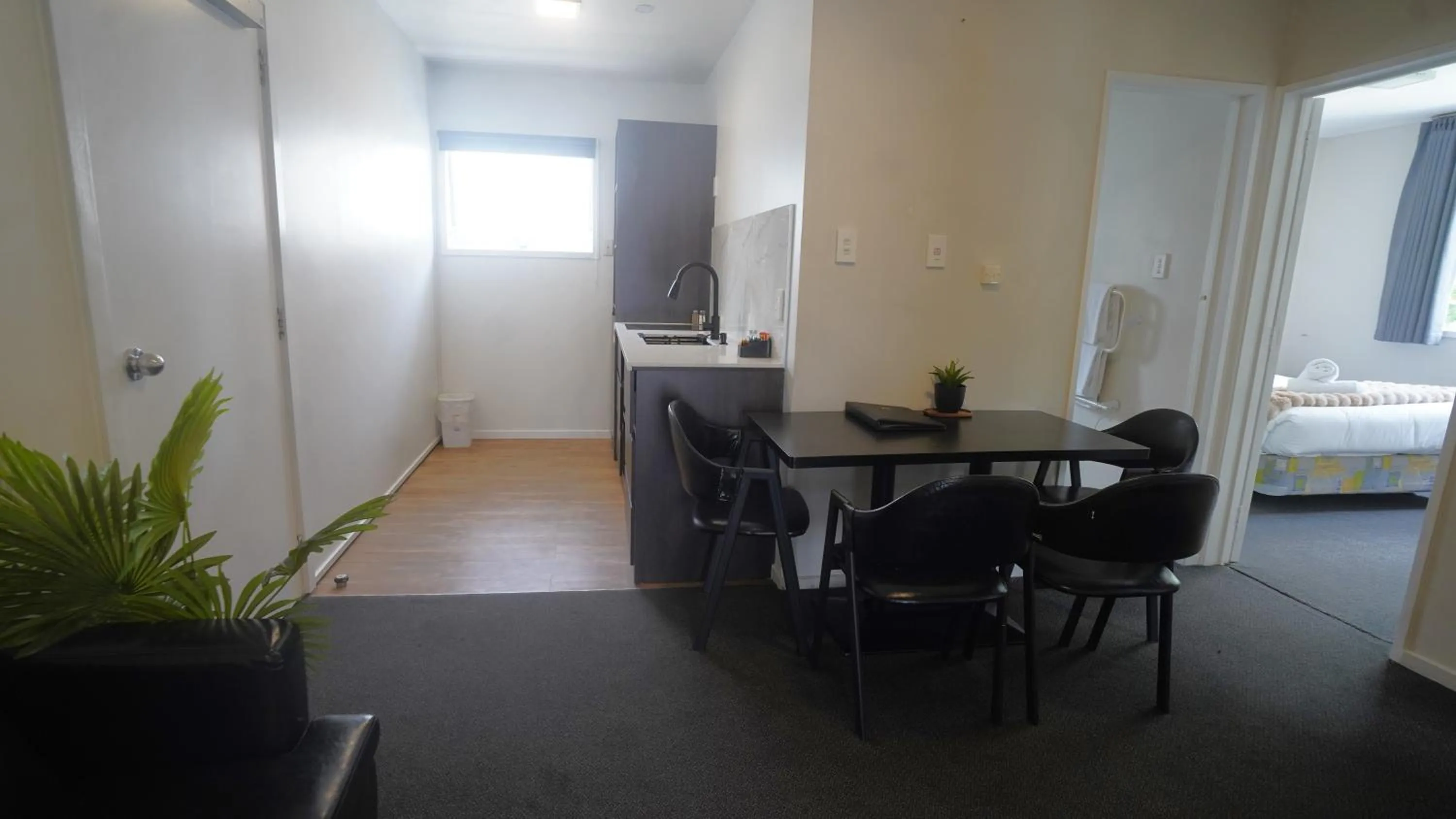 Living room, Bed in Abbey Motor Lodge