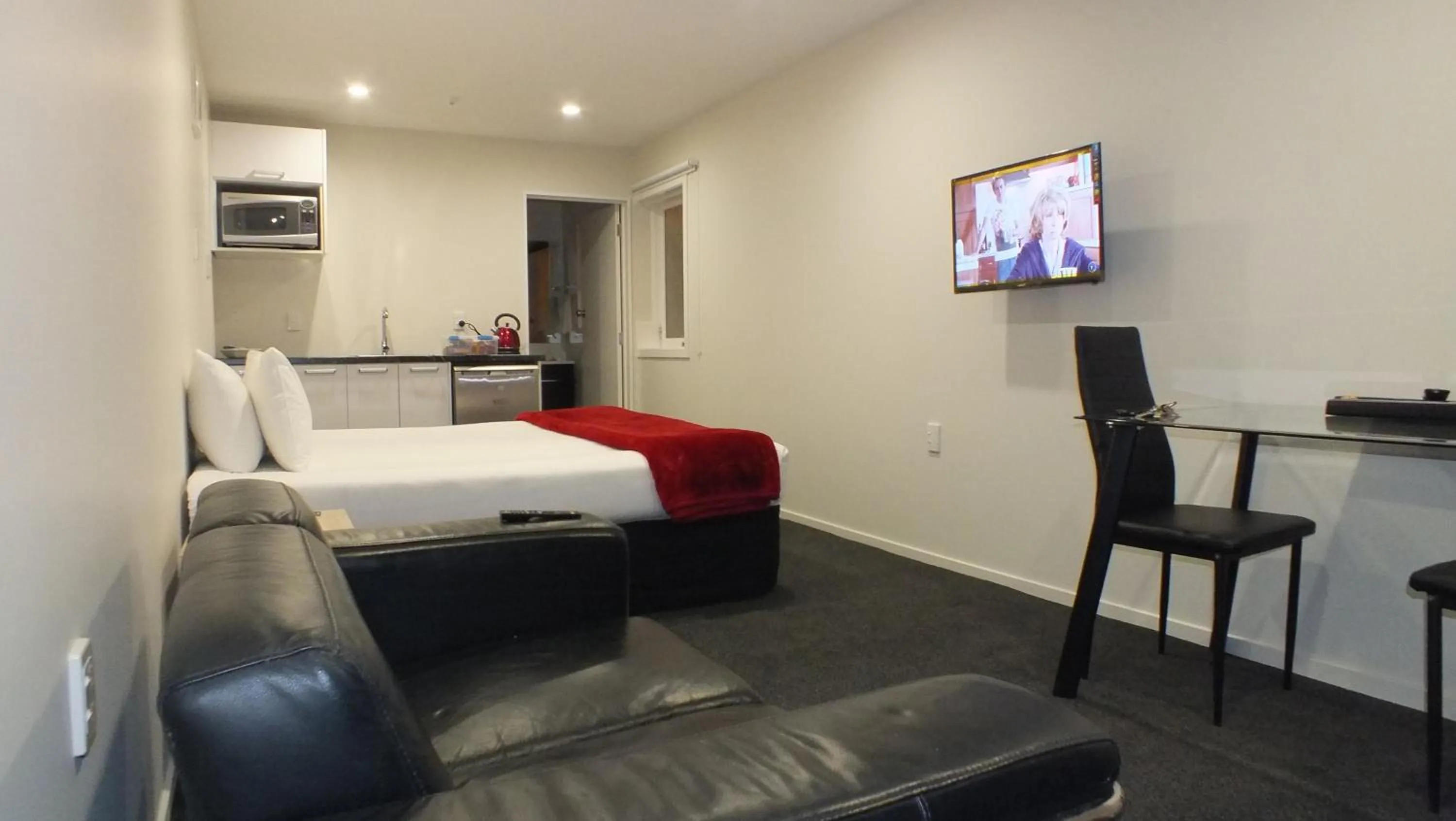 Toilet, Bed in Abbey Motor Lodge