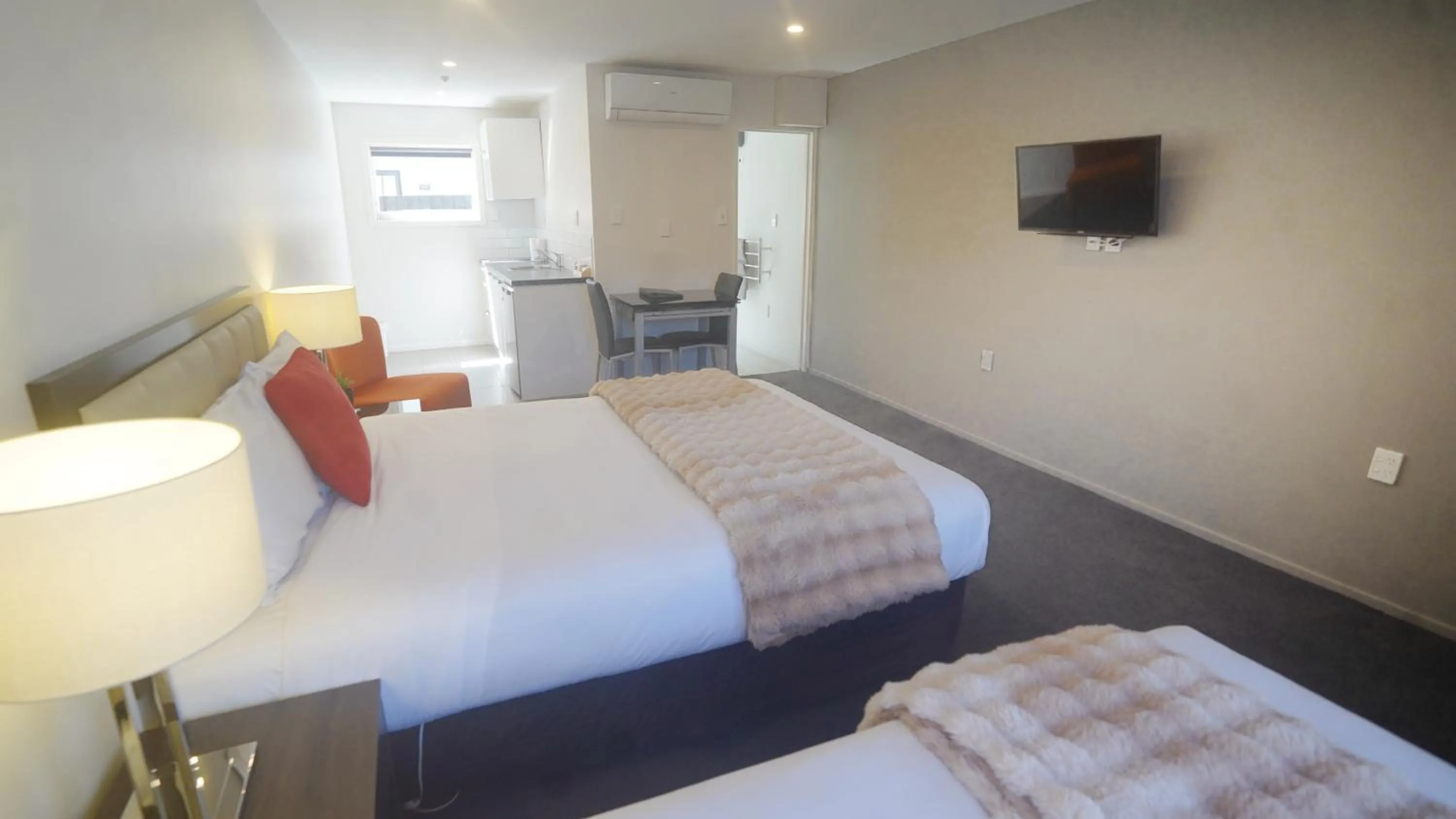 Shower, Bed in Abbey Motor Lodge