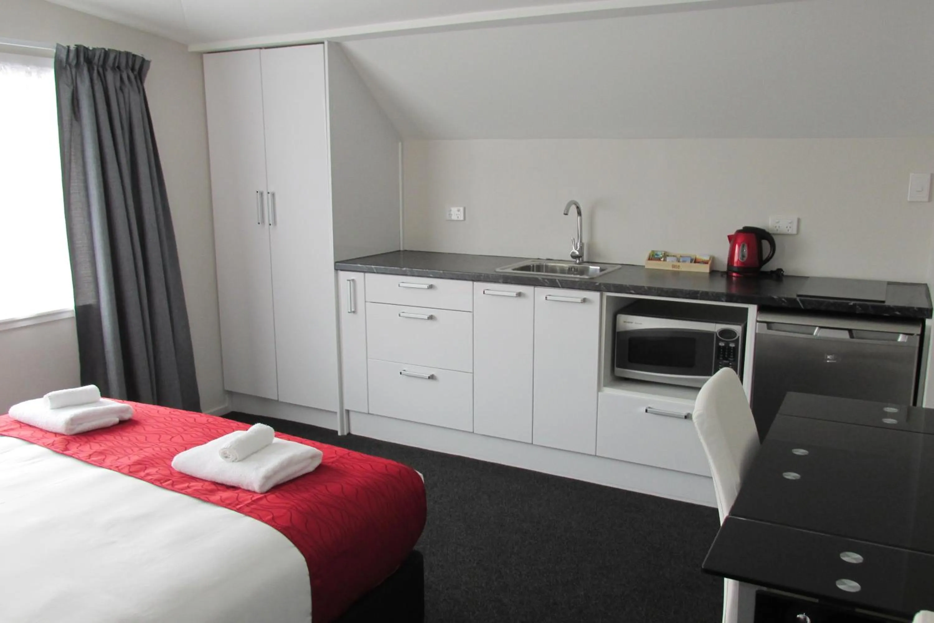 Kitchen or kitchenette, Bed in Abbey Motor Lodge