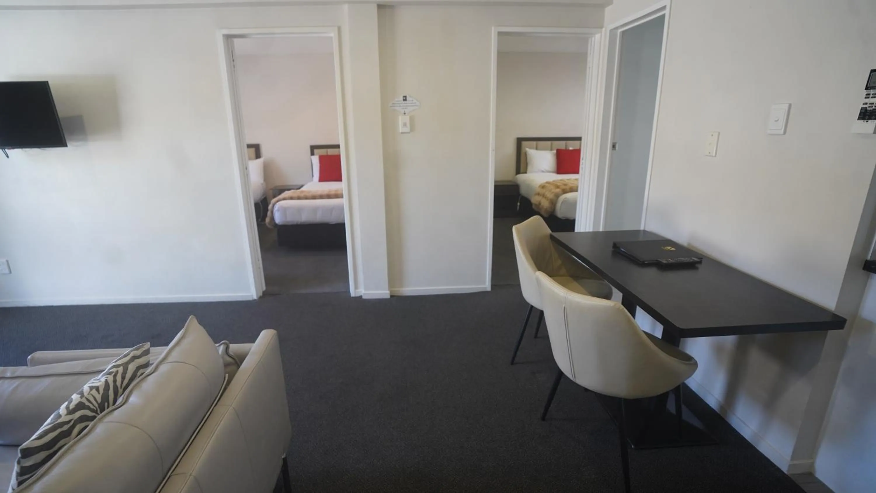 Living room, Bed in Abbey Motor Lodge