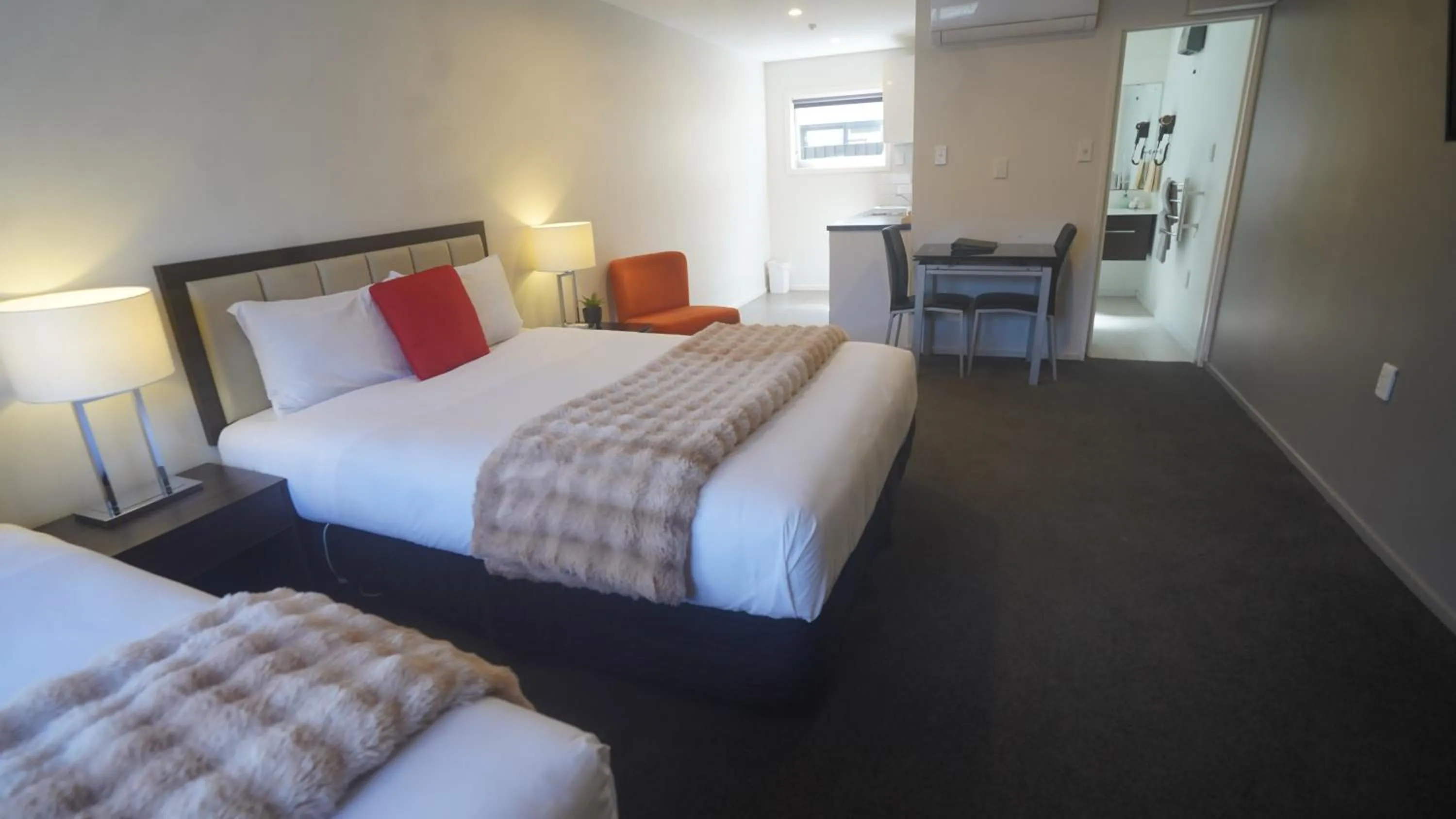 Bathroom, Bed in Abbey Motor Lodge